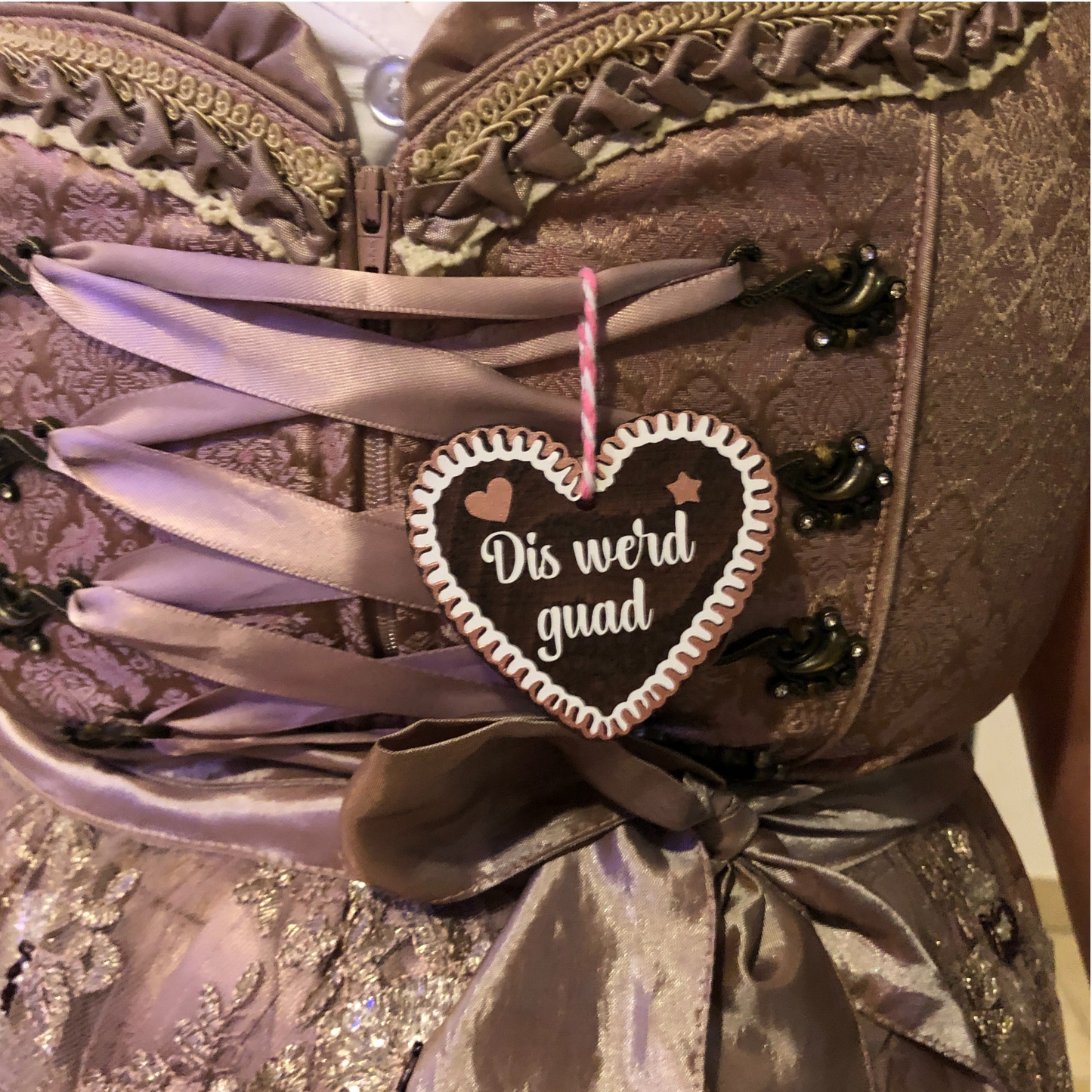 Holzanhänger in Lebkuchenherz-Stil - Lebkuchenherz Accessoire fürs Dirndl Lederhose | Trachten-Schmuck - Geschenkanhänger personalisiert - am Dirndl