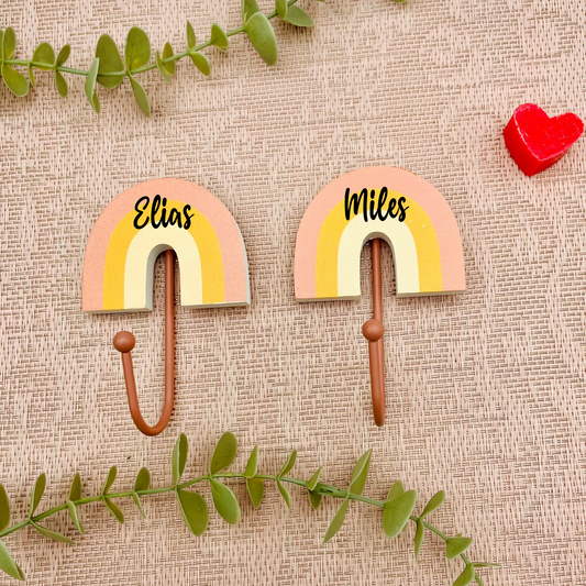 Regenbogen Wandhaken mit Name - Wanddeko fürs Kinderzimmer - Garderobe Kinder - Garderobenhaken Kind - Aufhänger personalisiert - Sass & Belle