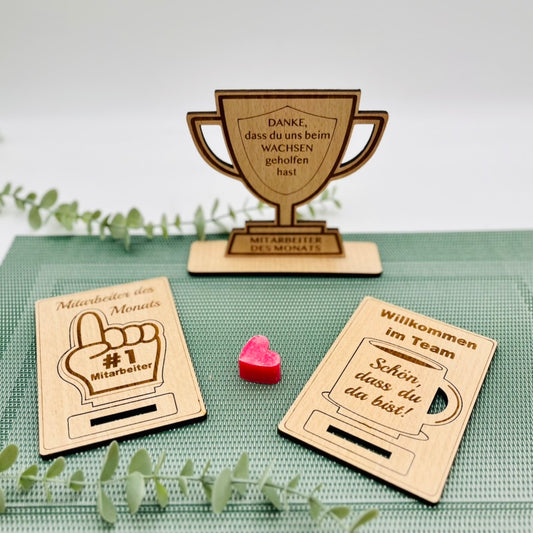 Pokal Aufsteller Geschenk Mitarbeiter aus Holz - Mitarbeiter des Monats - Abschied Mitarbeiter - Kollege - Kollegin - Rente
