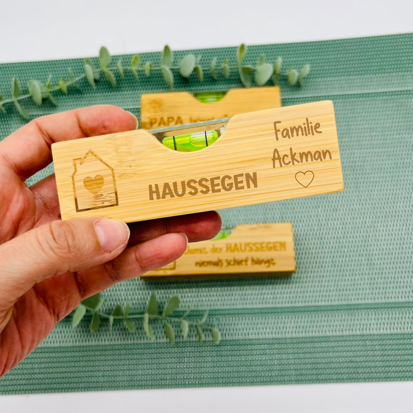 Mini Wasserwaage aus Holz mit Flaschenöffner – personalisiert | Geschenk für Papa & Opa | Vatertag, Männergeschenk, witziges Werkzeug-Gadget - Haussegen und Familie