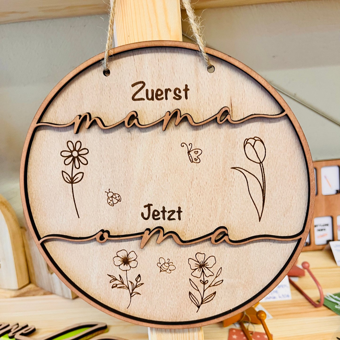 Holzschild Muttertagsgeschenk - Geschenk Mama oder Oma - Holzschild zuerst Mama jetzt Oma -Kindernnamen - Enkel - Blumen - personalisiert - zum Aufhängen