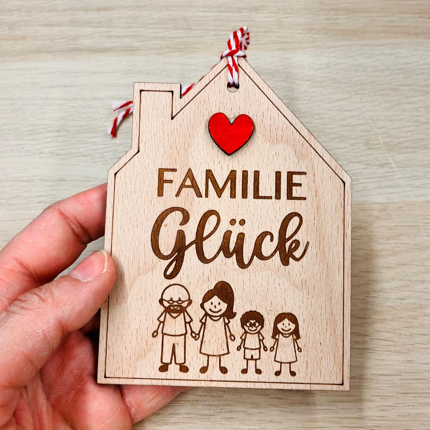 Anhänger Haus aus Holz mit Männchen - Namensschild Haus Holz - Geschenk Familie Einzug