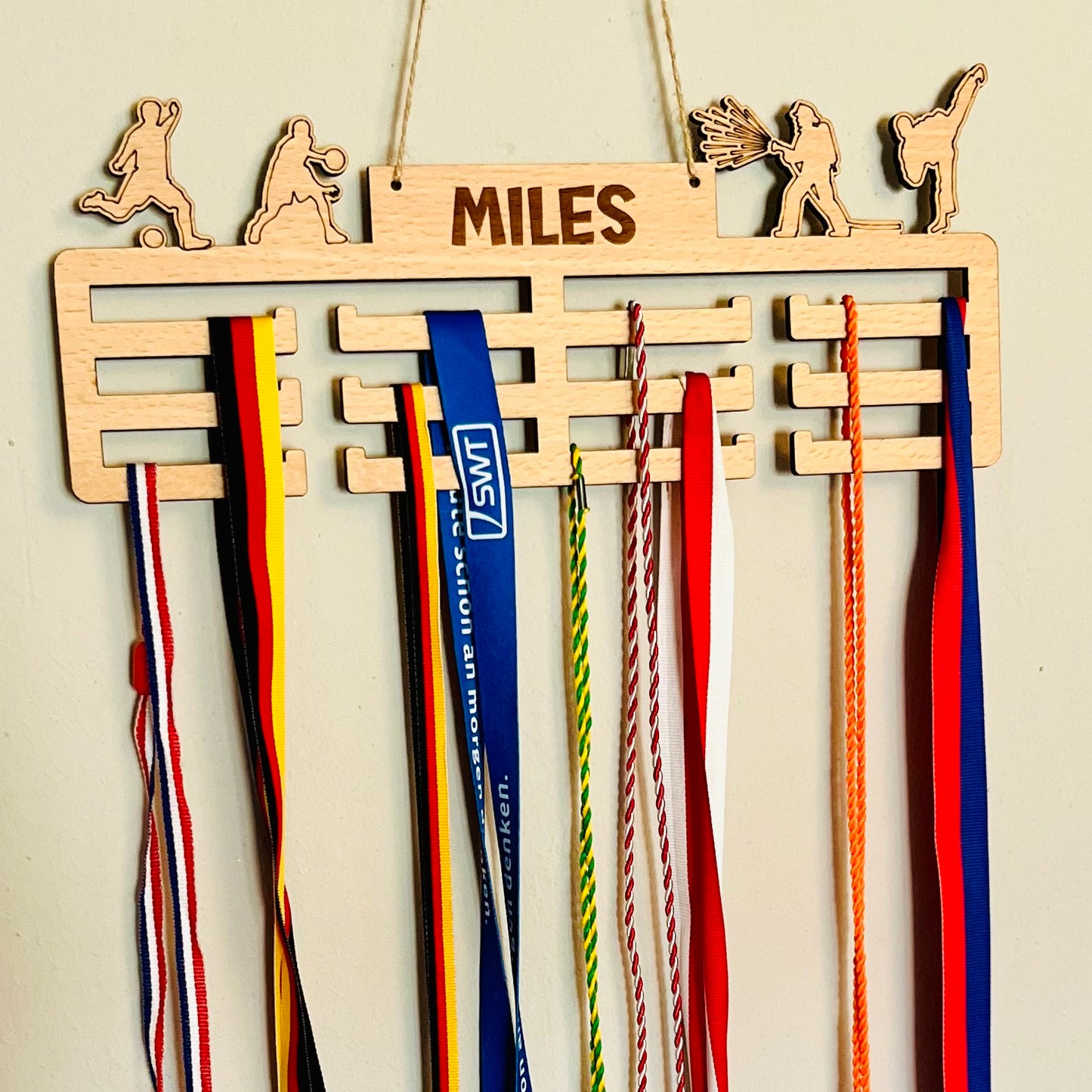 personalisiert Medaillenhalter für Sportmedaillen - Geschenk Aufhänger für Sportabzeichen - Aufbewahrung Medaillen - Fussball -