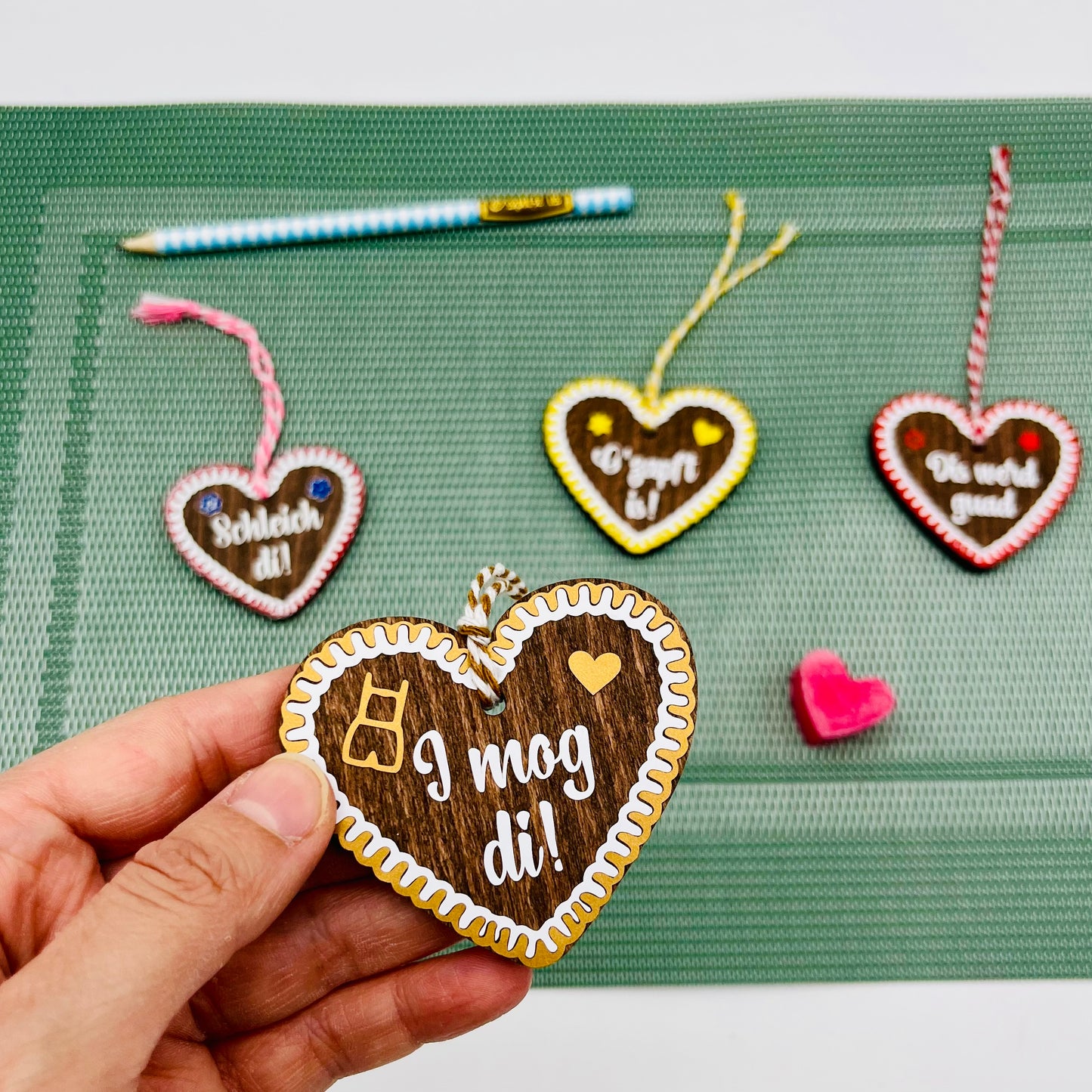 Holzanhänger in Lebkuchenherz-Stil - Lebkuchenherz Accessoire fürs Dirndl Lederhose | Trachten-Schmuck - Geschenkanhänger personalisiert _ I mog di!