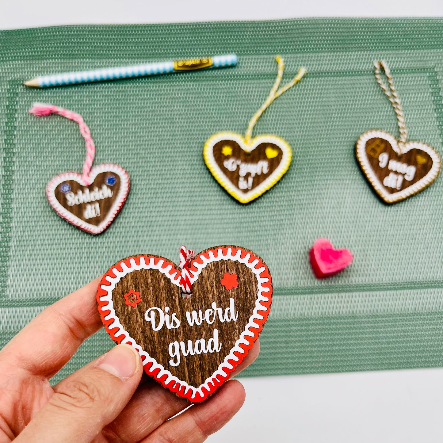 Holzanhänger in Lebkuchenherz-Stil - Lebkuchenherz Accessoire fürs Dirndl Lederhose | Trachten-Schmuck - Geschenkanhänger personalisiert - Dis werd guad!