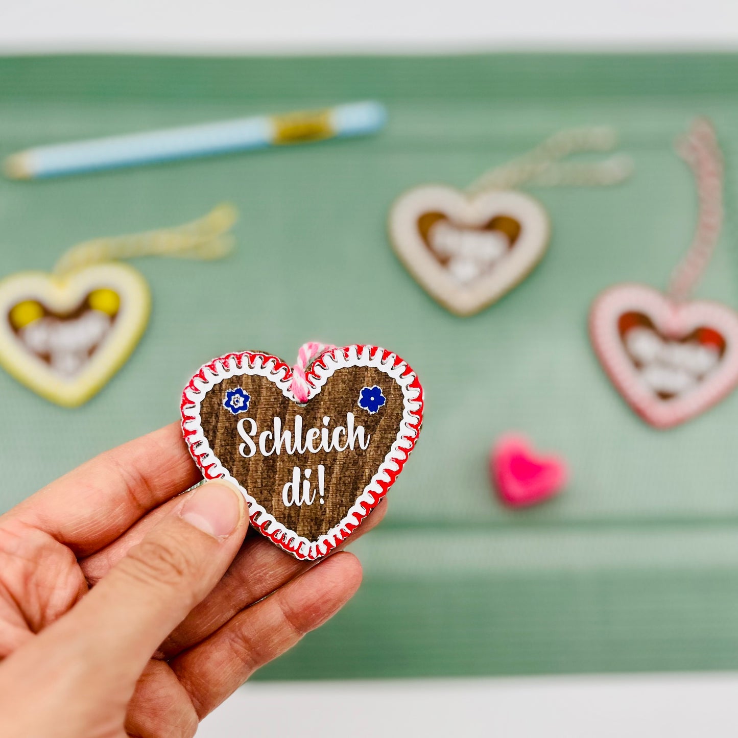 Holzanhänger in Lebkuchenherz-Stil - Lebkuchenherz Accessoire fürs Dirndl Lederhose | Trachten-Schmuck - Geschenkanhänger personalisiert - Schleich di