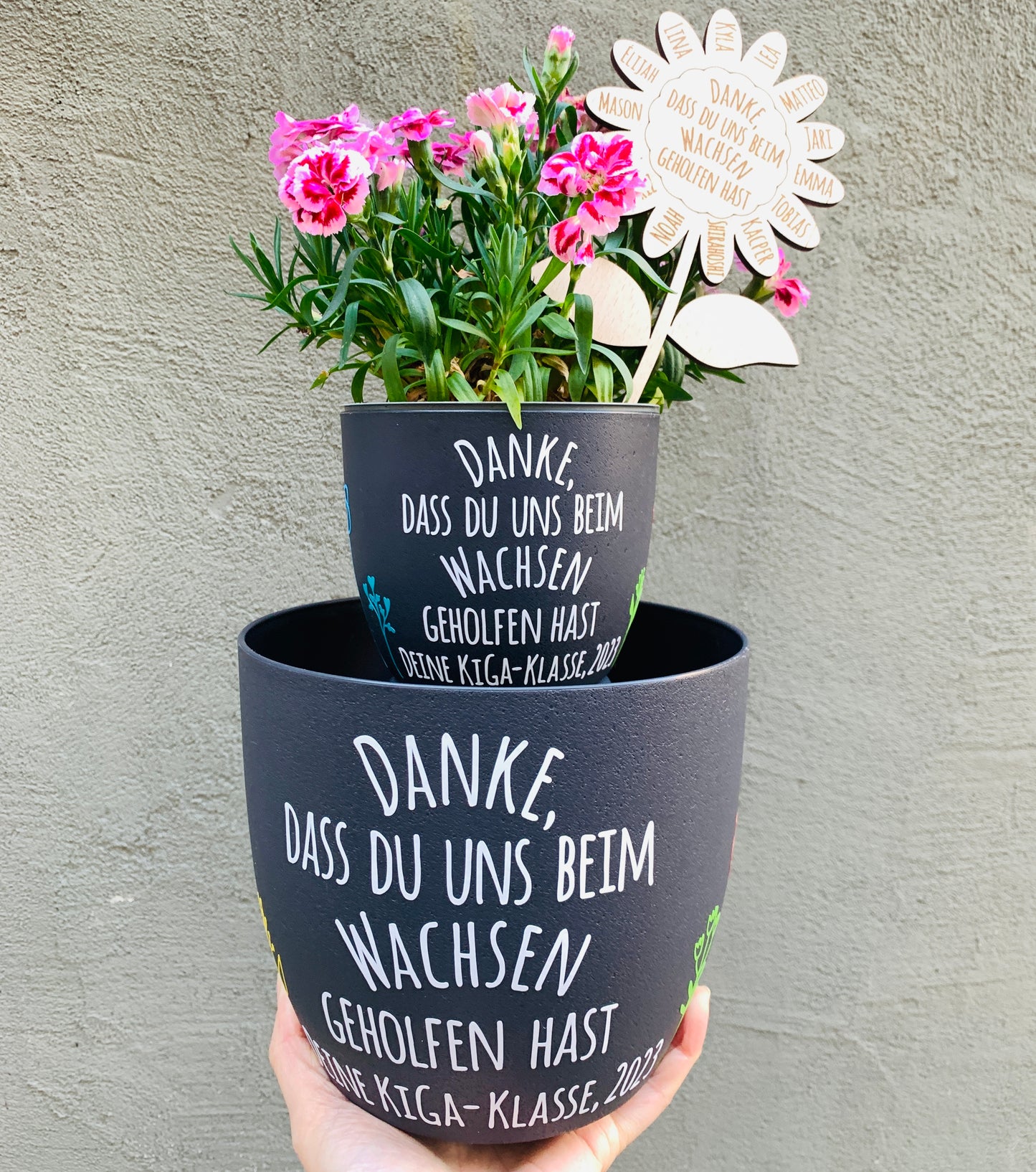 großer Blumentopf schwarz / weiß "Danke, dass du mir/uns beim Wachsen geholfen hast" - Abschiedsgeschenk Lehrer / Erzieher - 18cm personalisiert