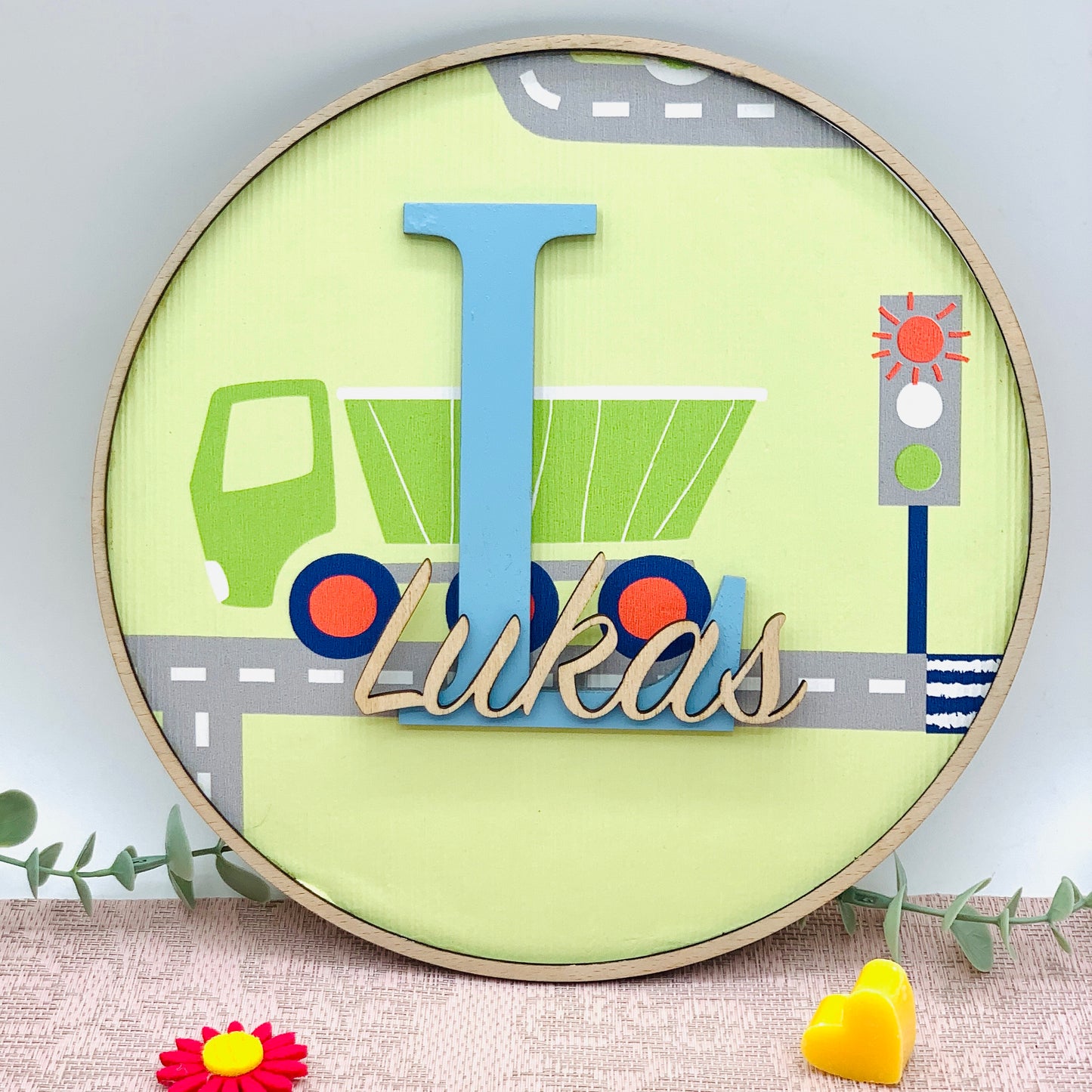 Holzschild Kinderzimmer Autos - Schild Name mit Initial Holz - Wanddeko fürs Kinderzimmer - Geschenk Geburt - Kinderzimmerschild personalisiert