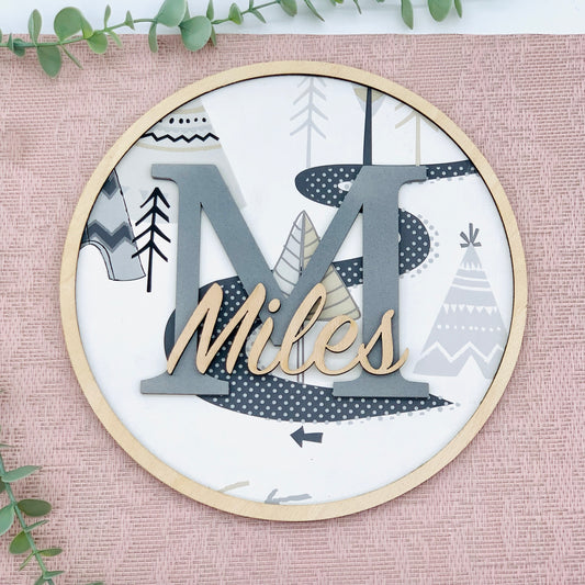 Schild Name mit Initial Holz - Holzschild Kinderzimmer - Wanddeko fürs Kinderzimmer - Geschenk Geburt - Kinderzimmerschild personalisiert