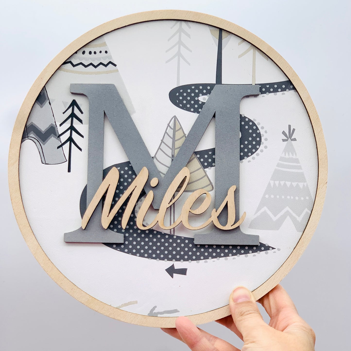Holzschild Kinderzimmer Wald - Schild Name mit Initial Holz - Wanddeko fürs Kinderzimmer - Geschenk Geburt - Kinderzimmerschild personalisiert