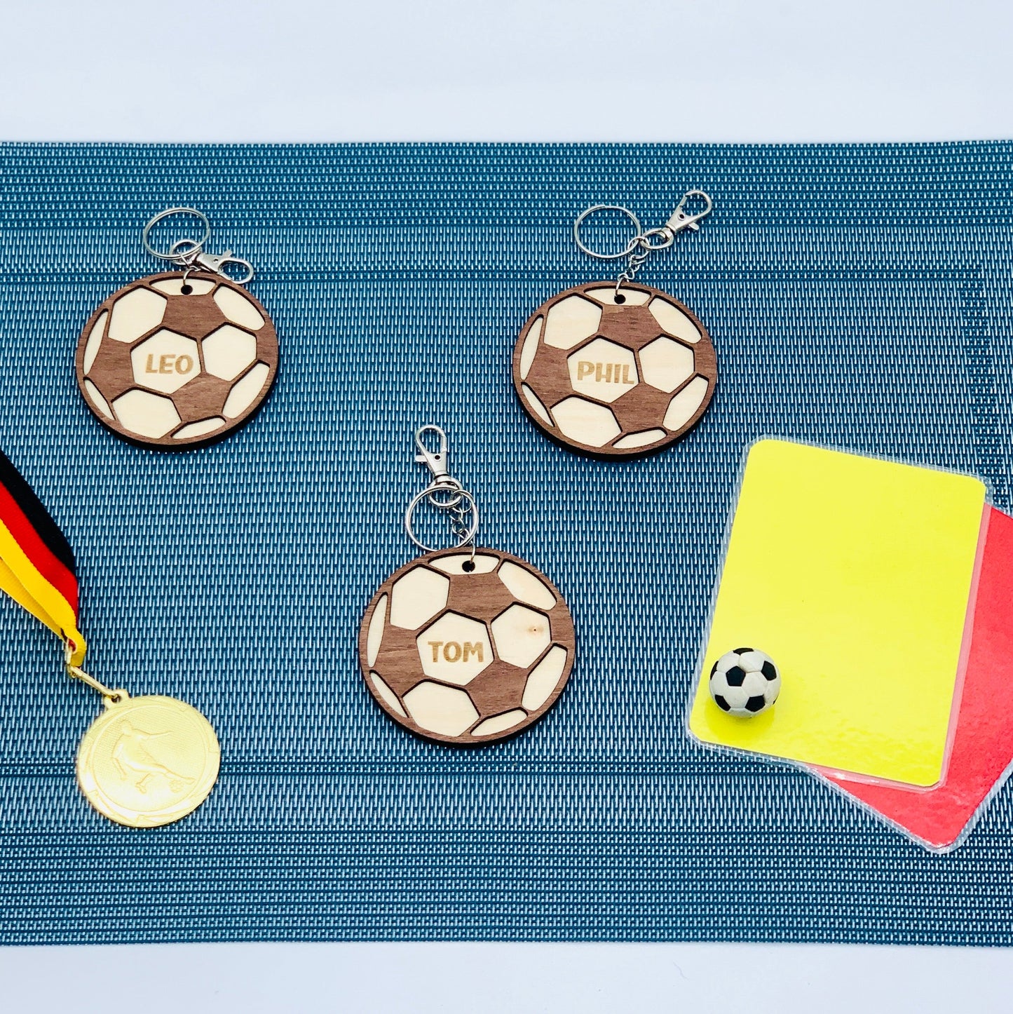Schlüsselanhänger Basketball Fußball Tennis - Holz Anhänger Sporttasche - Geschenk Trainer Sportfan - Ball Trikot Anhänger - personalisiert
