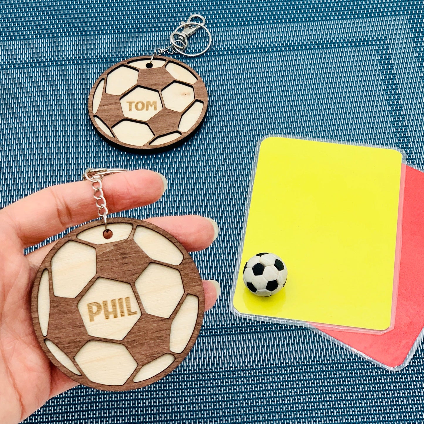 Schlüsselanhänger Basketball Fußball Tennis - Holz Anhänger Sporttasche - Geschenk Trainer Sportfan - Ball Trikot Anhänger - personalisiert