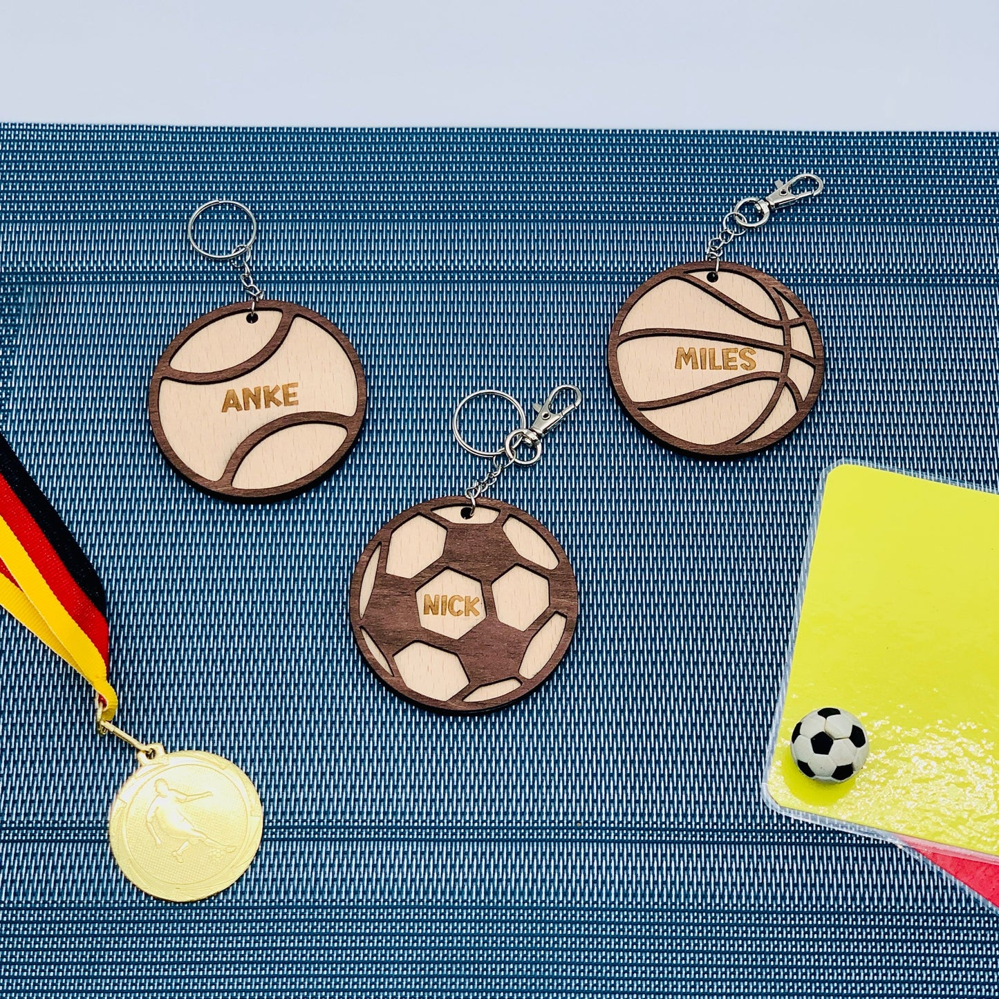 Schlüsselanhänger Basketball Fußball Tennis - Holz Anhänger Sporttasche - Geschenk Trainer Sportfan - Ball Trikot Anhänger - personalisiert