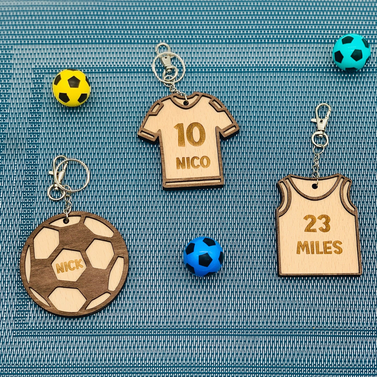 Schlüsselanhänger Basketball Fußball Tennis - Holz Anhänger Sporttasche - Geschenk Trainer Sportfan - Ball Trikot Anhänger - personalisiert