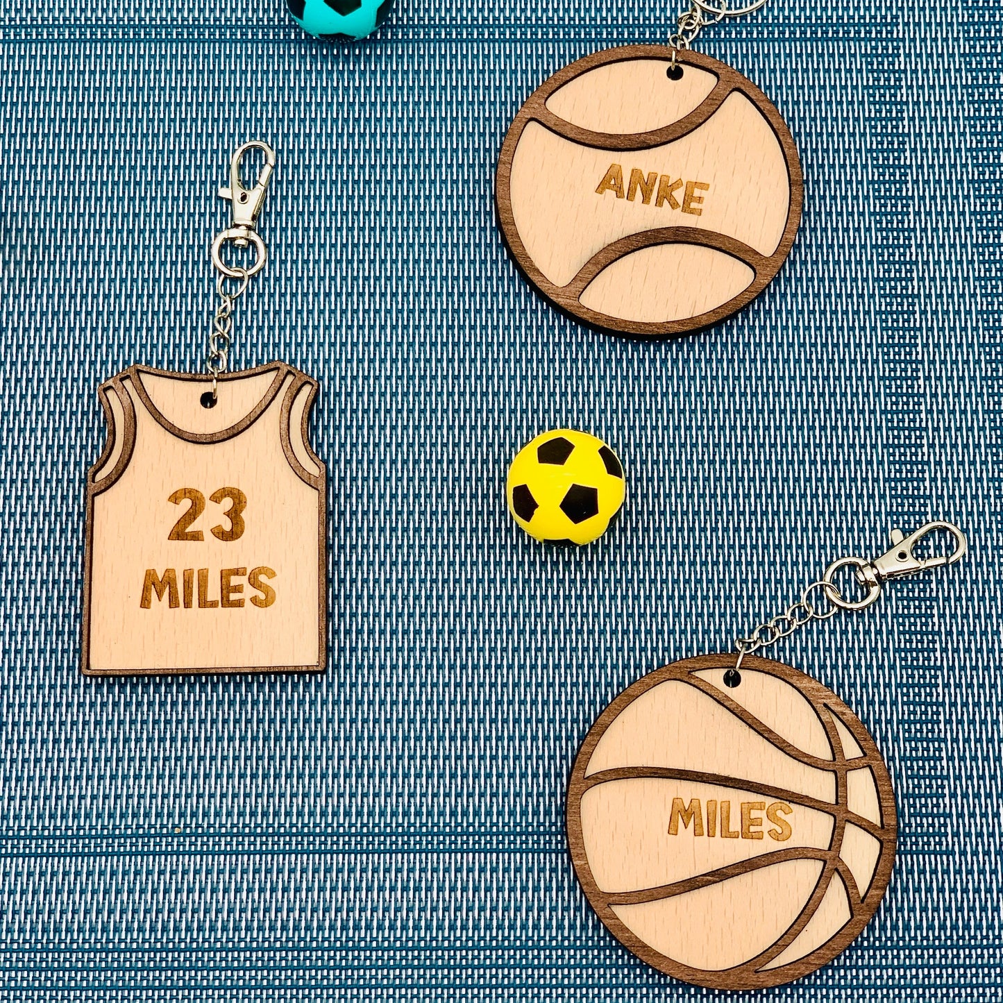 Schlüsselanhänger Basketball Fußball Tennis - Holz Anhänger Sporttasche - Geschenk Trainer Sportfan - Ball Trikot Anhänger - personalisiert