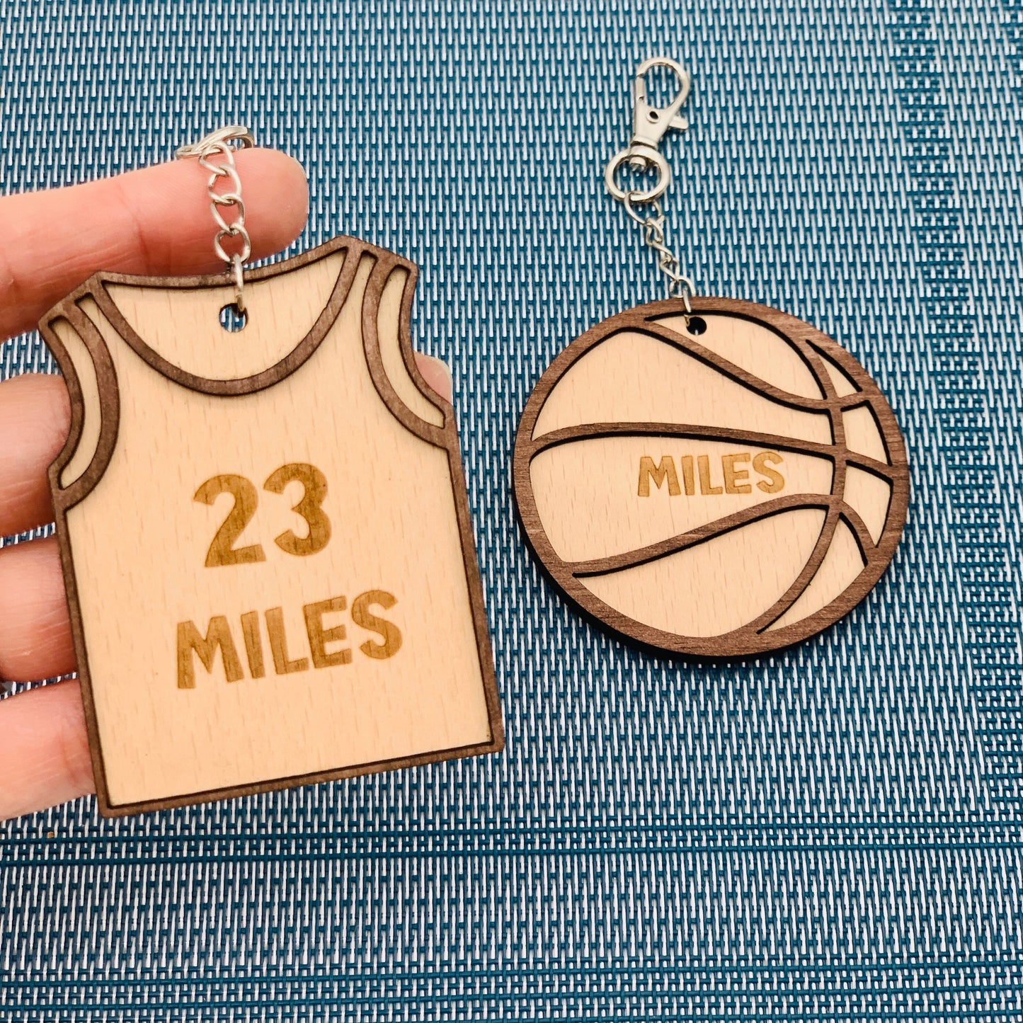 Schlüsselanhänger Basketball Fußball Tennis - Holz Anhänger Sporttasche - Geschenk Trainer Sportfan - Ball Trikot Anhänger - personalisiert