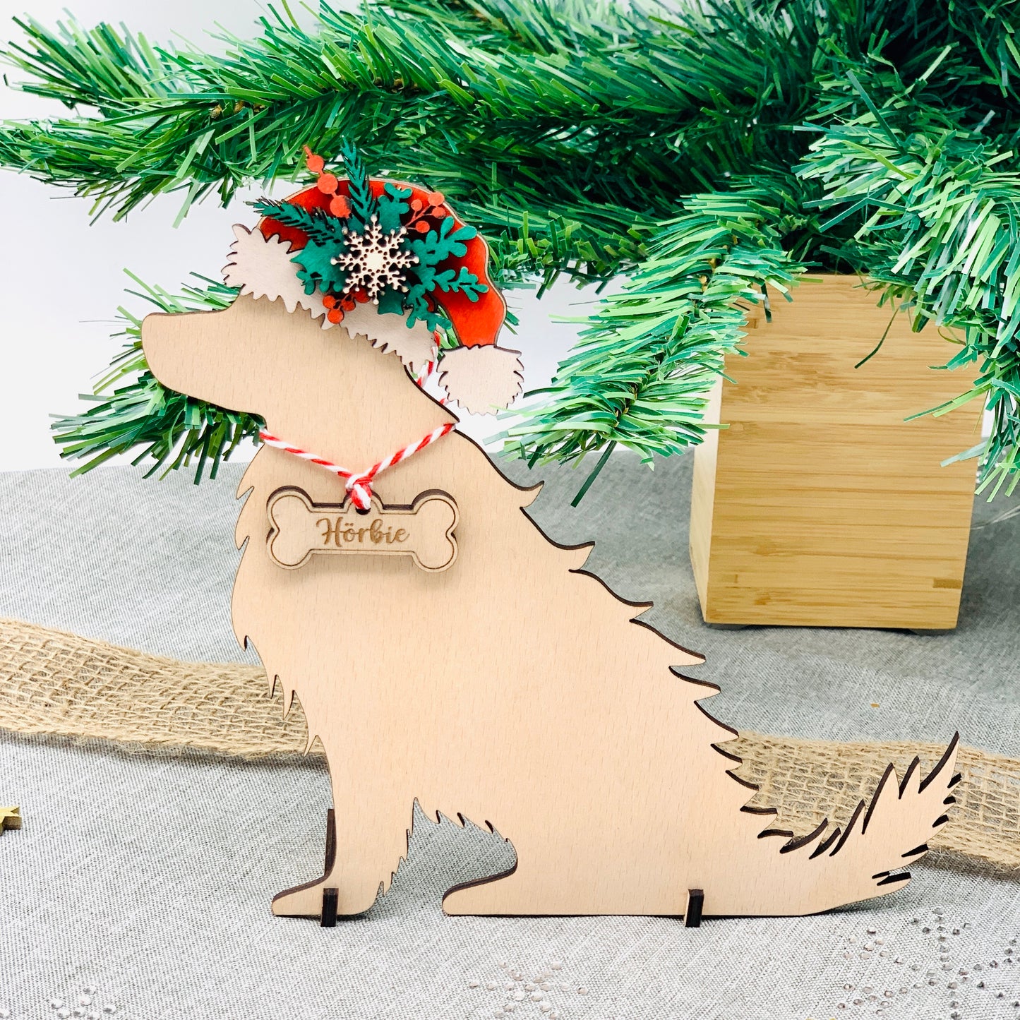 Weihnachtsdeko Nikolaushund mit Namen aus Holz - nachhaltige Weihnachtsdeko für Hundebesitzer - Tischdeko Hund Silhouette personalisiert