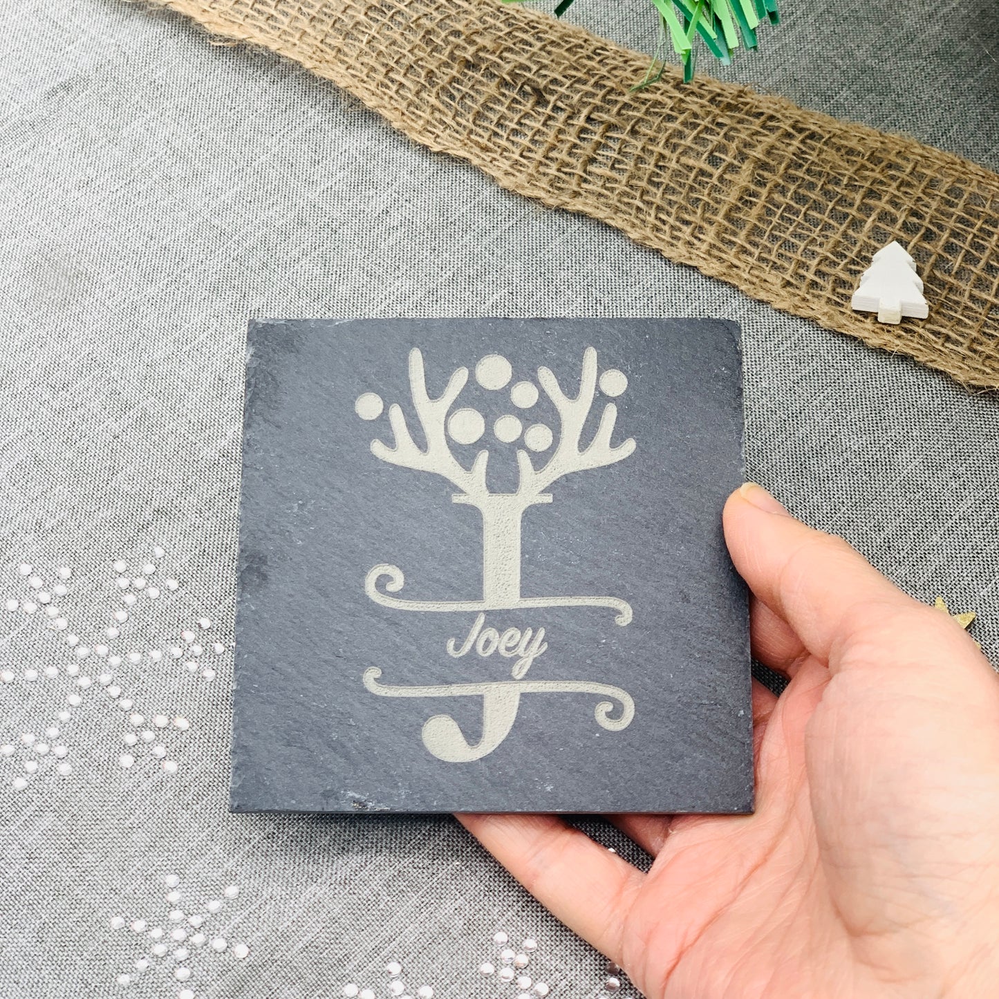 Schiefer Untersetzer Monogram mit Geweih - Untersetzer mit Weihnachtsmonogram und Namen für Gläser personalisiert - Weihnachtsgeschenk Schiefer Deko