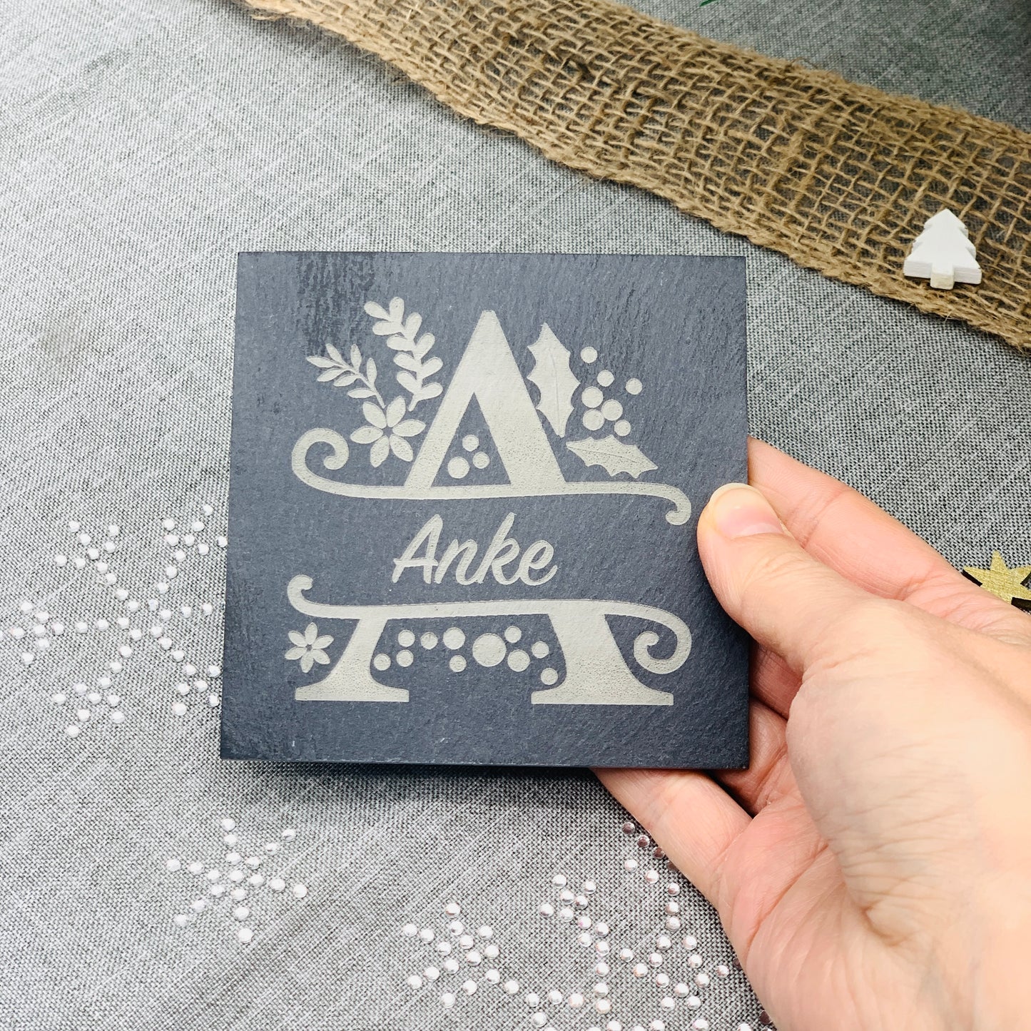Schiefer Untersetzer mit Gravur - Untersetzer mit Weihnachtsmonogram und Namen für Gläser personalisiert - Weihnachtsgeschenk Schiefer Deko