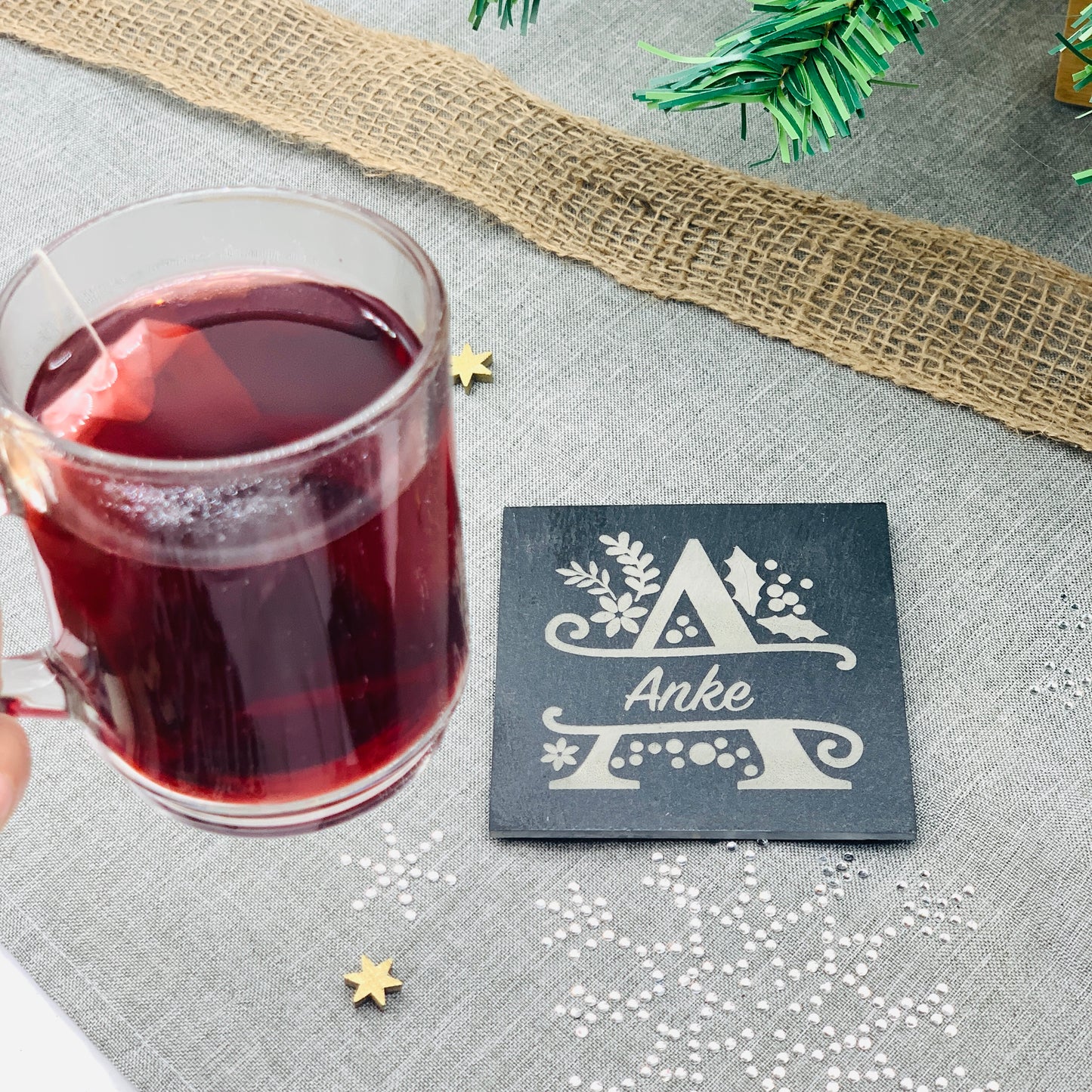 Schiefer Untersetzer mit Gravur - Untersetzer mit Weihnachtsmonogram und Namen für Gläser personalisiert - Weihnachtsgeschenk Schiefer Deko