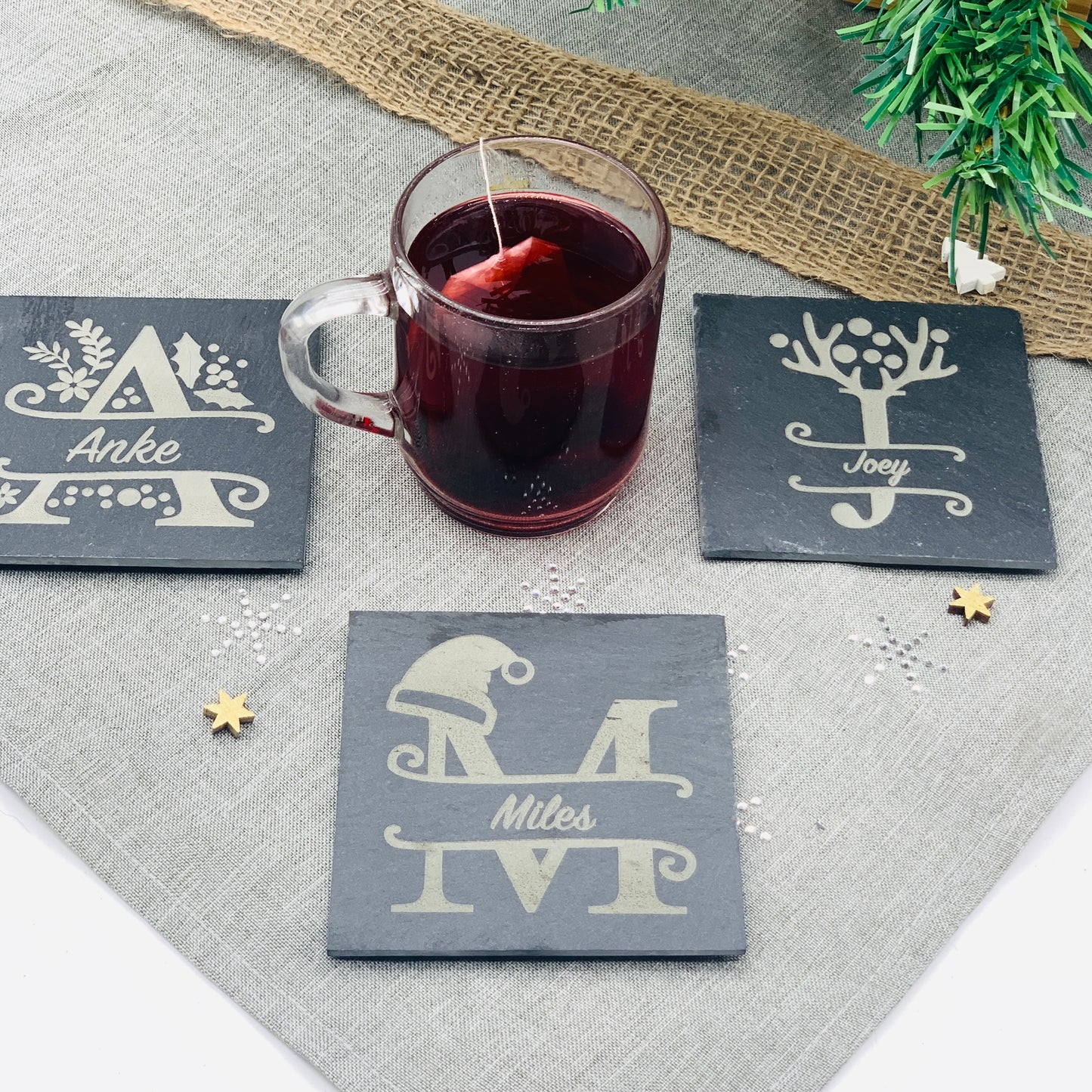 Schiefer Untersetzer mit Gravur - Untersetzer mit Weihnachtsmonogram und Namen für Gläser personalisiert - Weihnachtsgeschenk