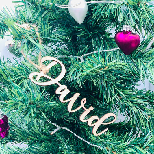 Personalisierter Tannenbaum-Anhänger mit Schriftzug aus Holz