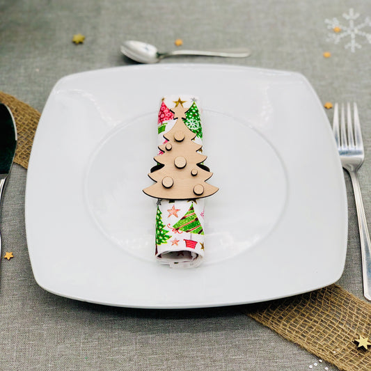 Serviettenring Tannenbaum aus Holz auf weihnachtlich gedecktem Tisch