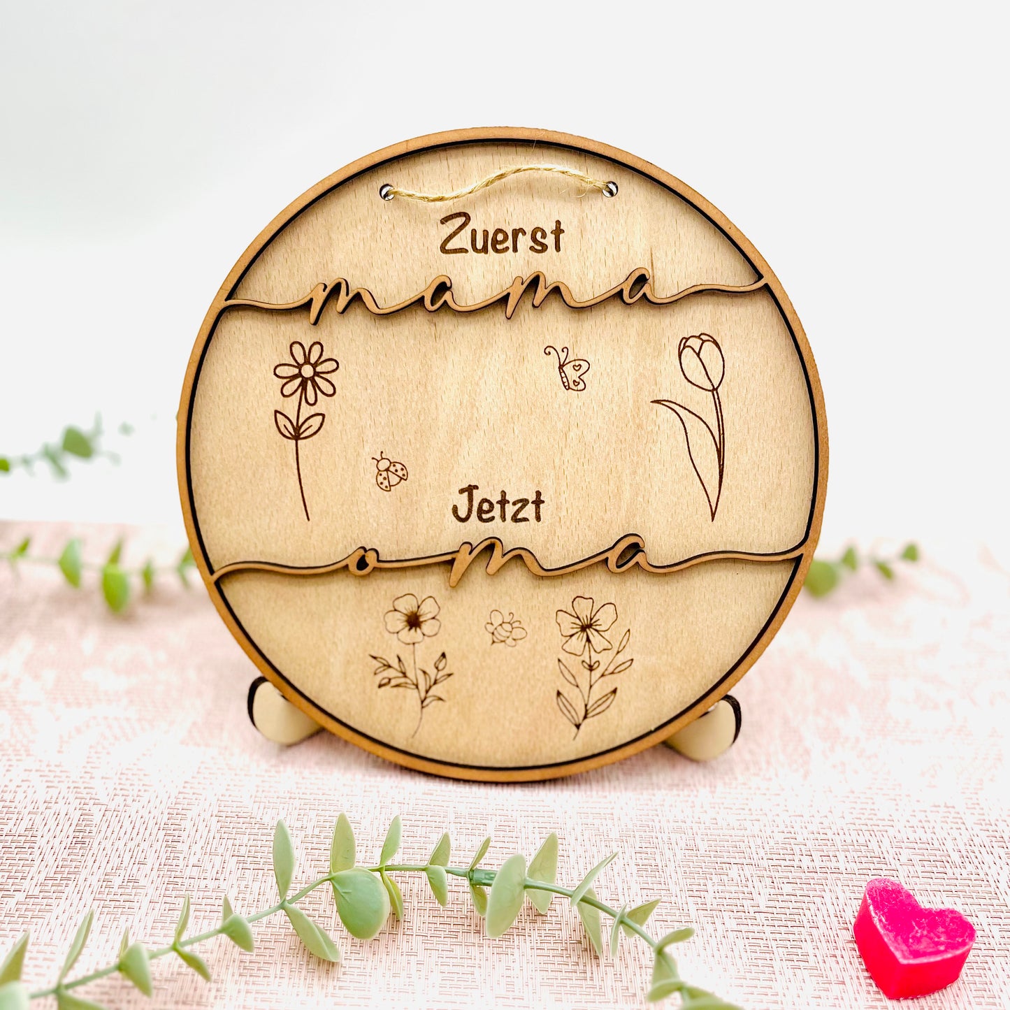 Holzschild Muttertagsgeschenk - Geschenk Mama oder Oma - Holzschild zuerst Mama jetzt Oma -Kindernnamen - Enkel - Blumen - personalisiert zum Aufstellen
