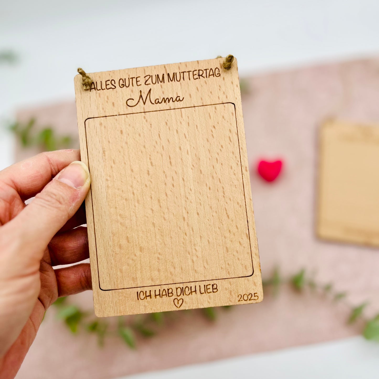 DIY Holzkarte mit Kinderzeichnung - Holzschild mit Bild - Kindermalerei auf Holz graviert - Muttertagsgeschenk für Mama - Oma -personalisiert