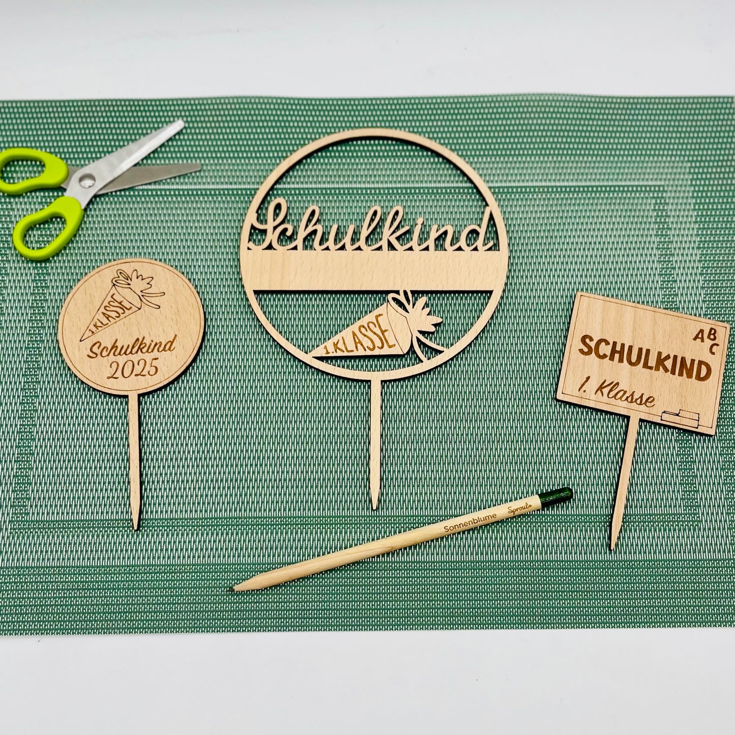 Holzstecker Einschulung personalisiert | Cake Topper Schulkind 2025 | Blumenstecker 1.Klasse | Geschenk zur Einschulung Holz | Tortenstecker - 2 größen