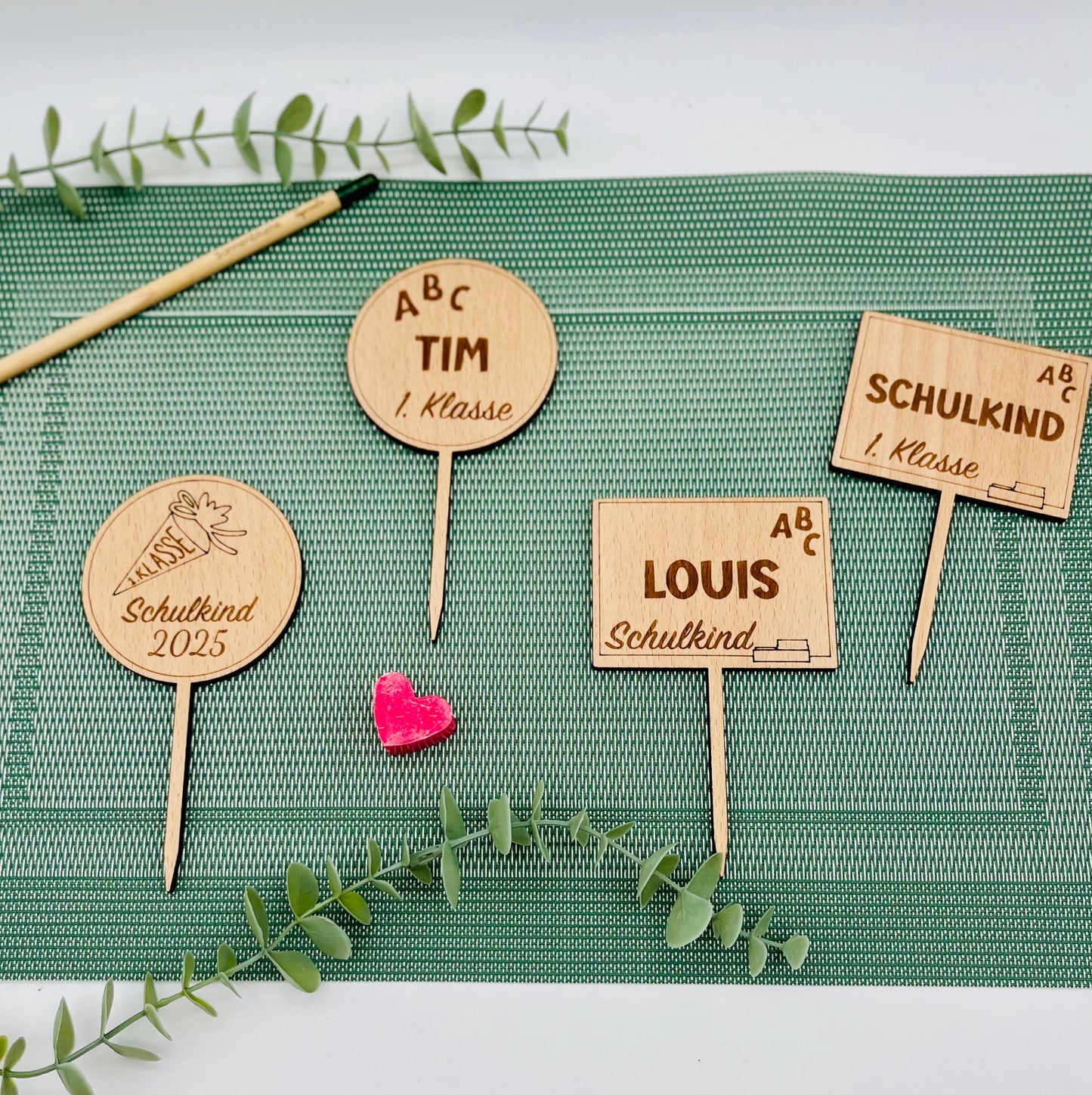 Holzstecker Einschulung personalisiert | Cake Topper Schulkind 2025 | Blumenstecker 1.Klasse | Geschenk zur Einschulung Holz | Tortenstecker - rund und eckig