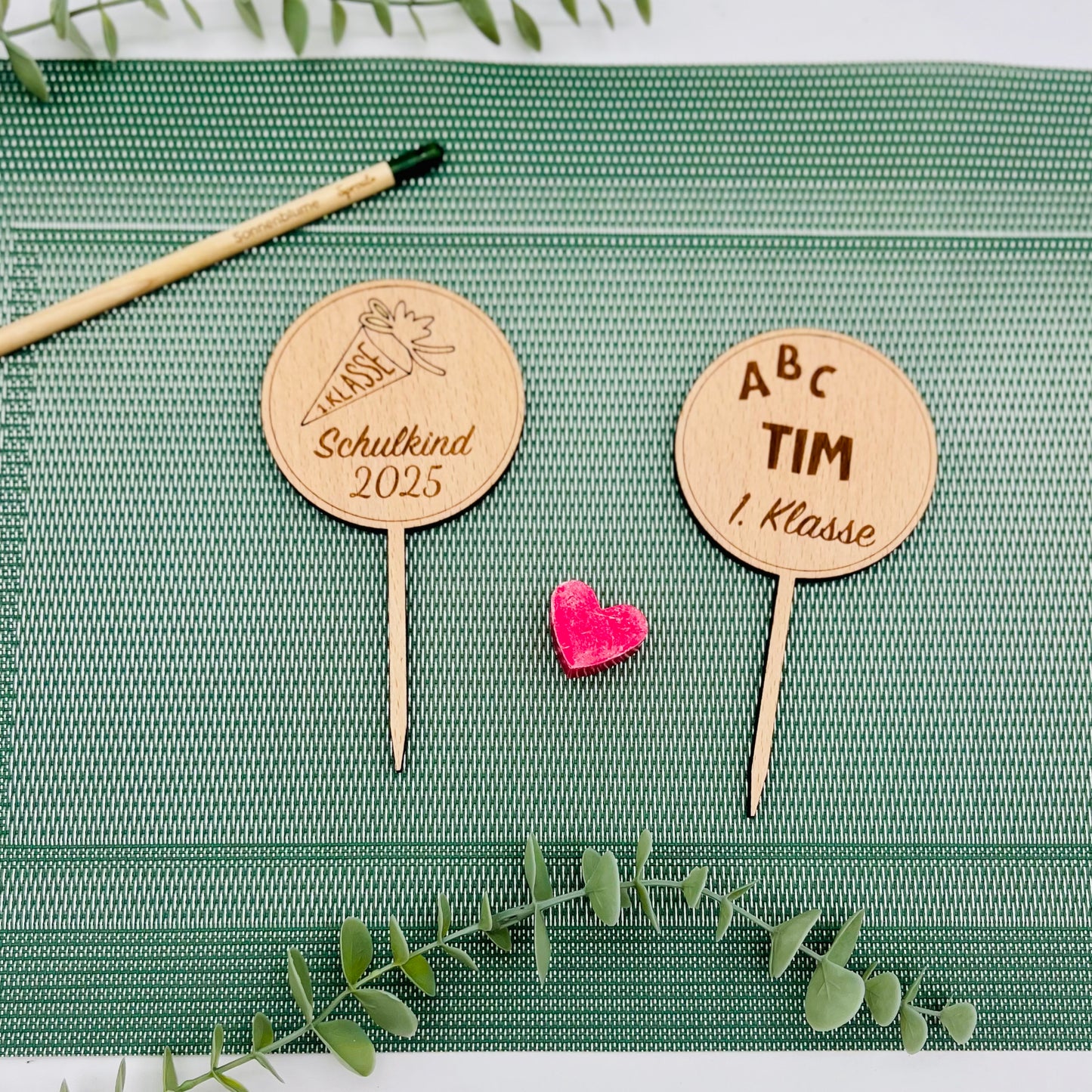 Holzstecker Einschulung personalisiert | Cake Topper Schulkind 2025 | Blumenstecker 1.Klasse | Geschenk zur Einschulung Holz | Tortenstecker - klein rund