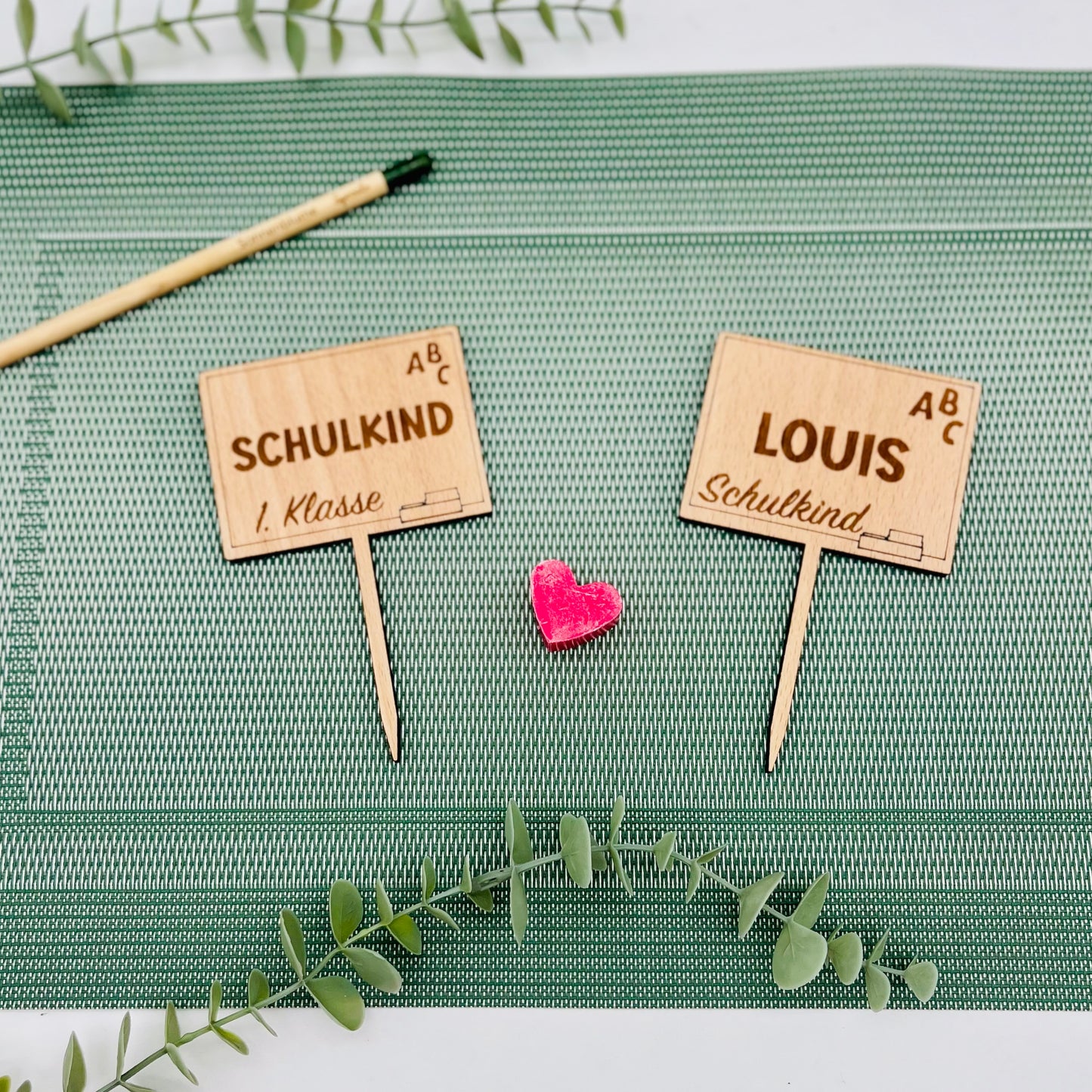 Holzstecker Einschulung personalisiert | Cake Topper Schulkind 2025 | Blumenstecker 1.Klasse | Geschenk zur Einschulung Holz | Tortenstecker - klein eckig