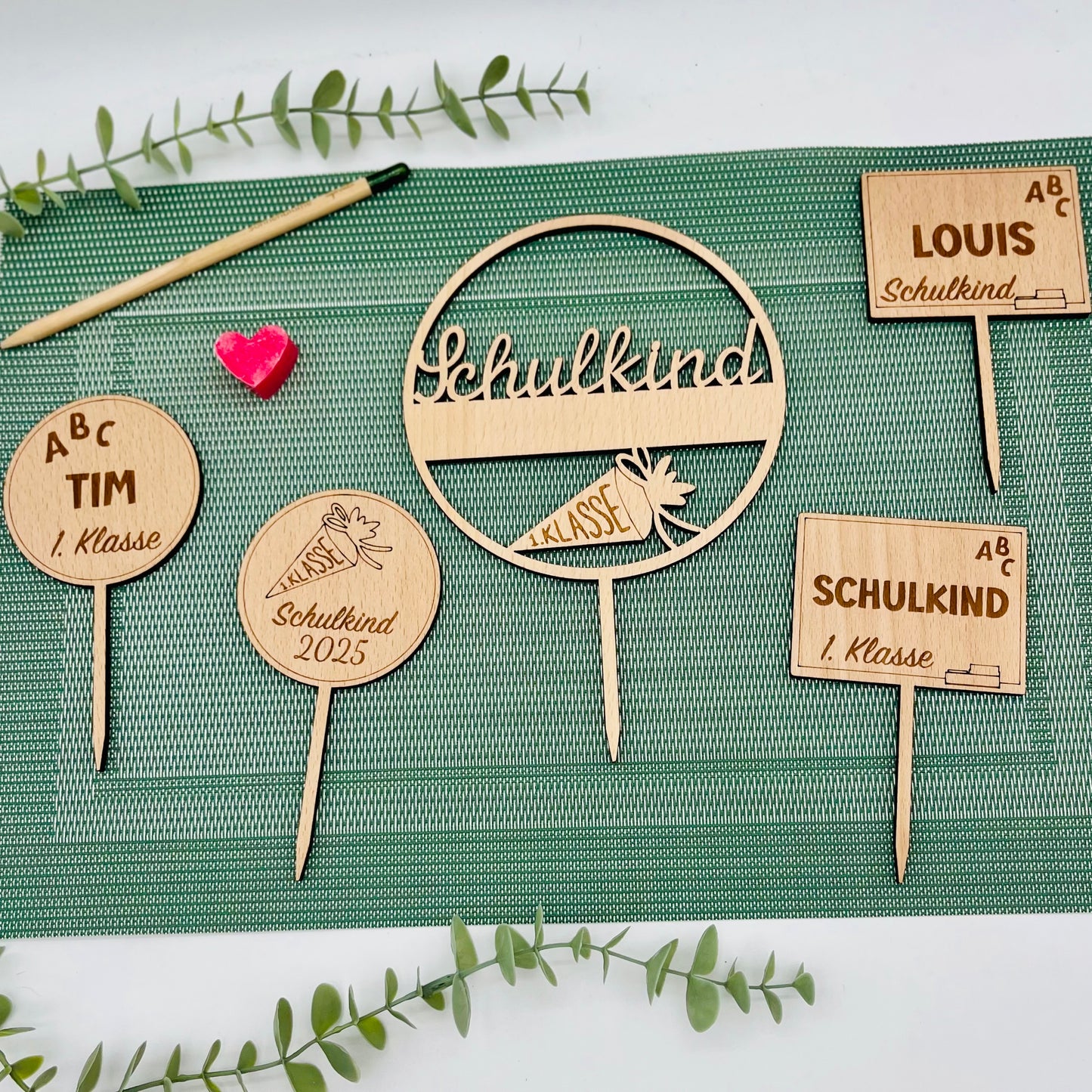 Holzstecker Einschulung personalisiert | Cake Topper Schulkind 2025 | Blumenstecker 1.Klasse | Geschenk zur Einschulung Holz | Tortenstecker verschiedene Designs