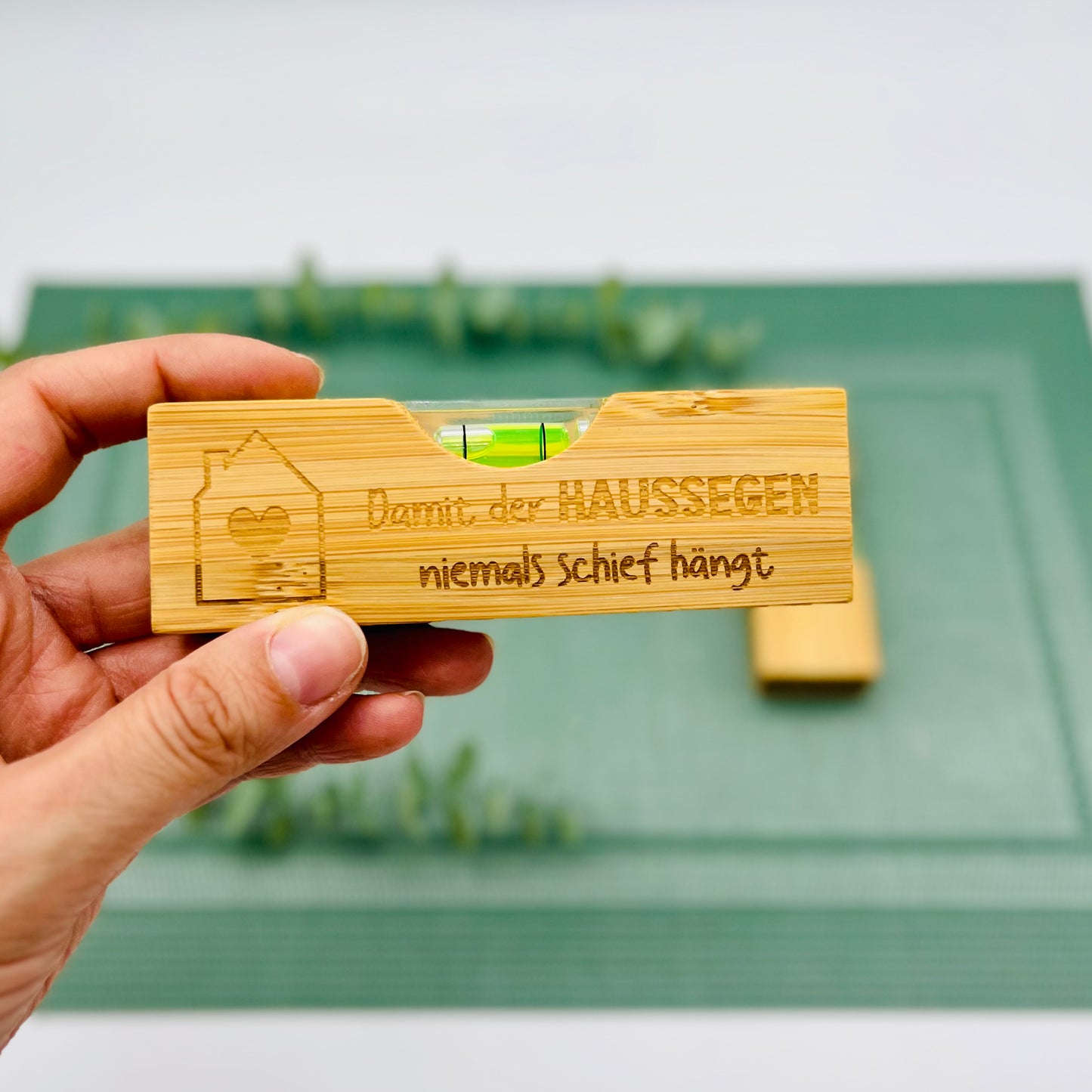Mini Wasserwaage aus Holz mit Flaschenöffner – personalisiert | Geschenk für Papa & Opa | Vatertag, Männergeschenk, witziges Werkzeug-Gadget - Haussegen
