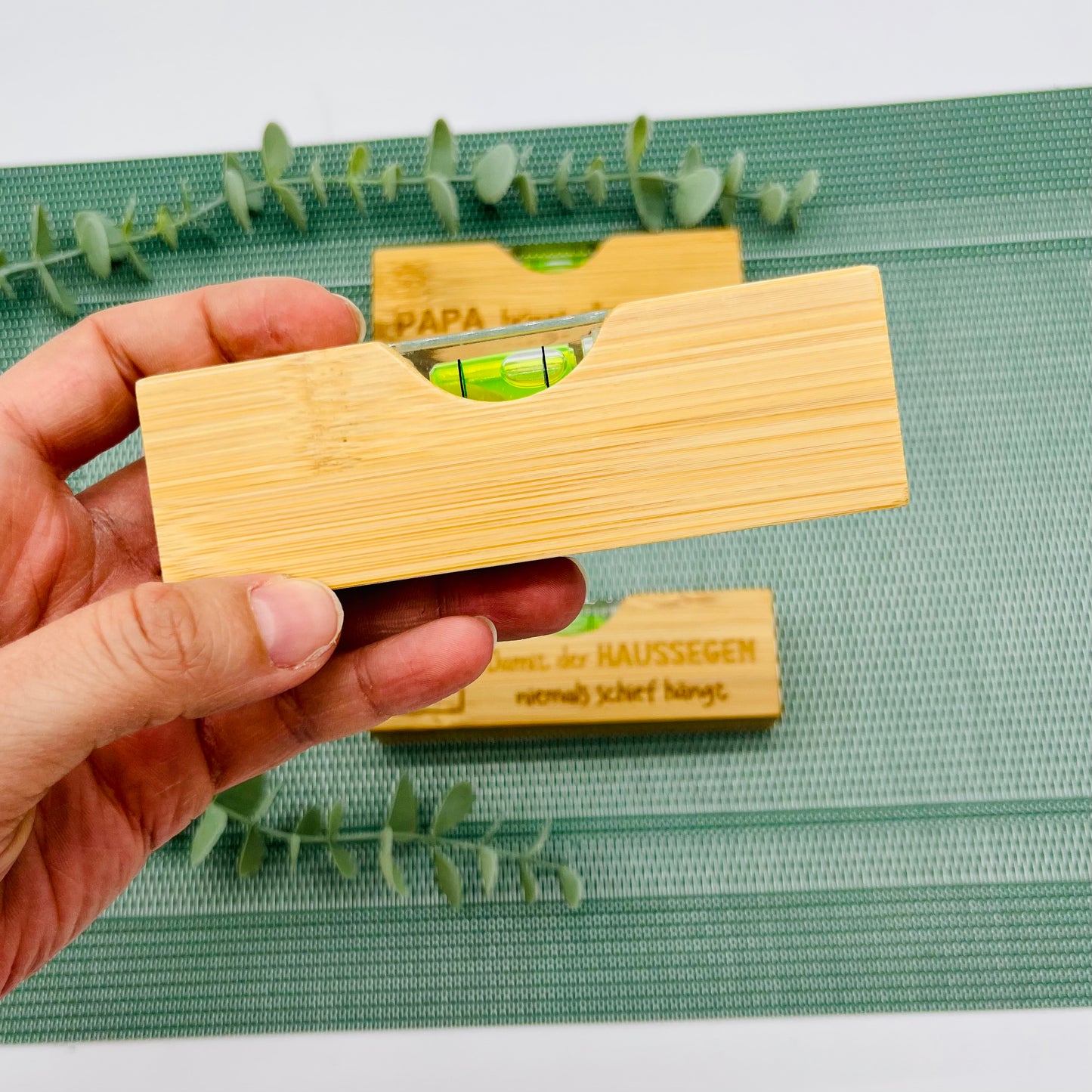 Mini Wasserwaage aus Holz mit Flaschenöffner – personalisiert | Geschenk Einweihung | Umzug neues Haus, witziges Werkzeug-Gadget
