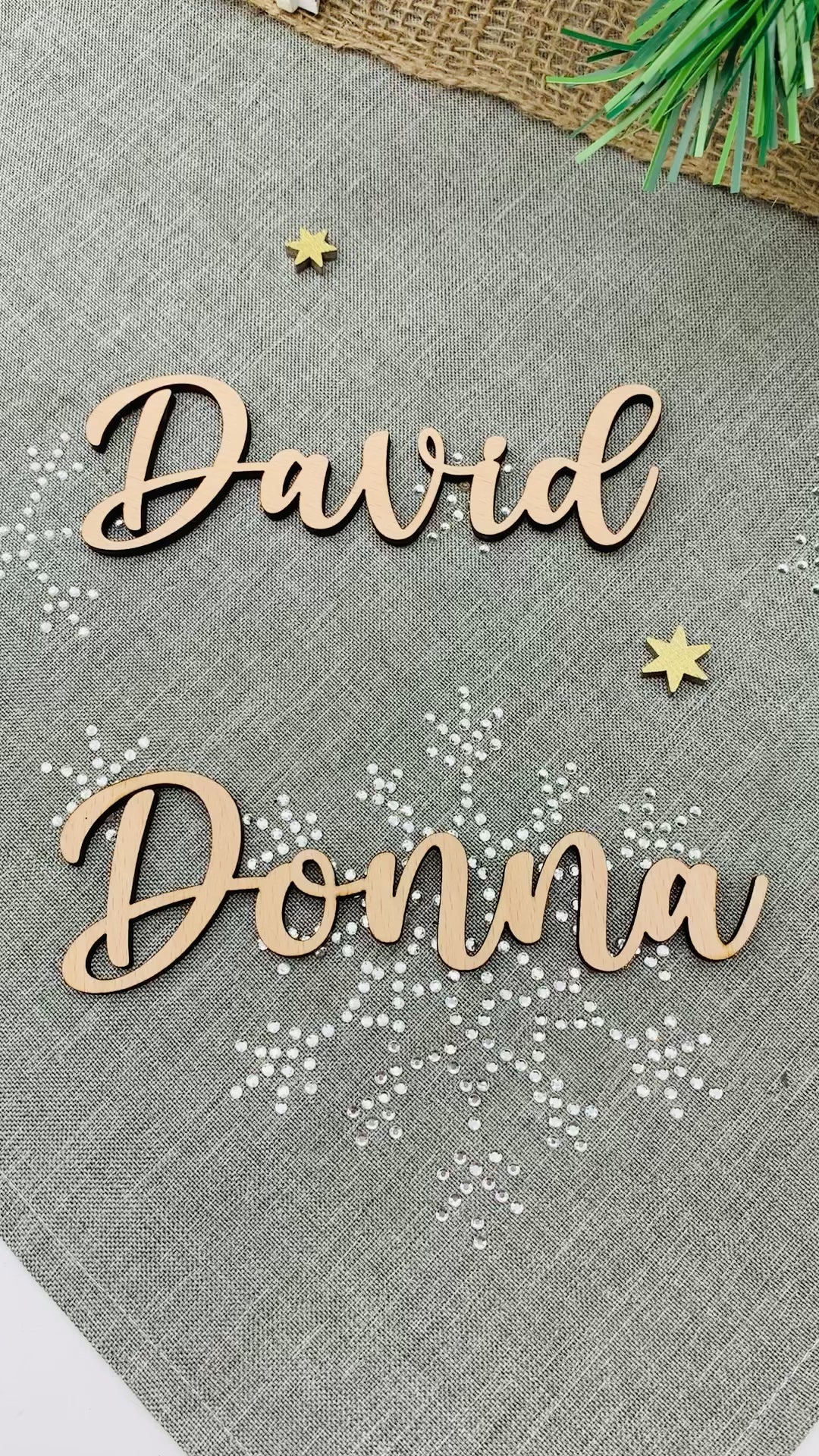 Weihnachtsornament Schriftzug aus Holz - Schriftzug Tannenbaum Anhänger - nachhaltige Christbaumkugel - Weihnachtsbaumschmuck