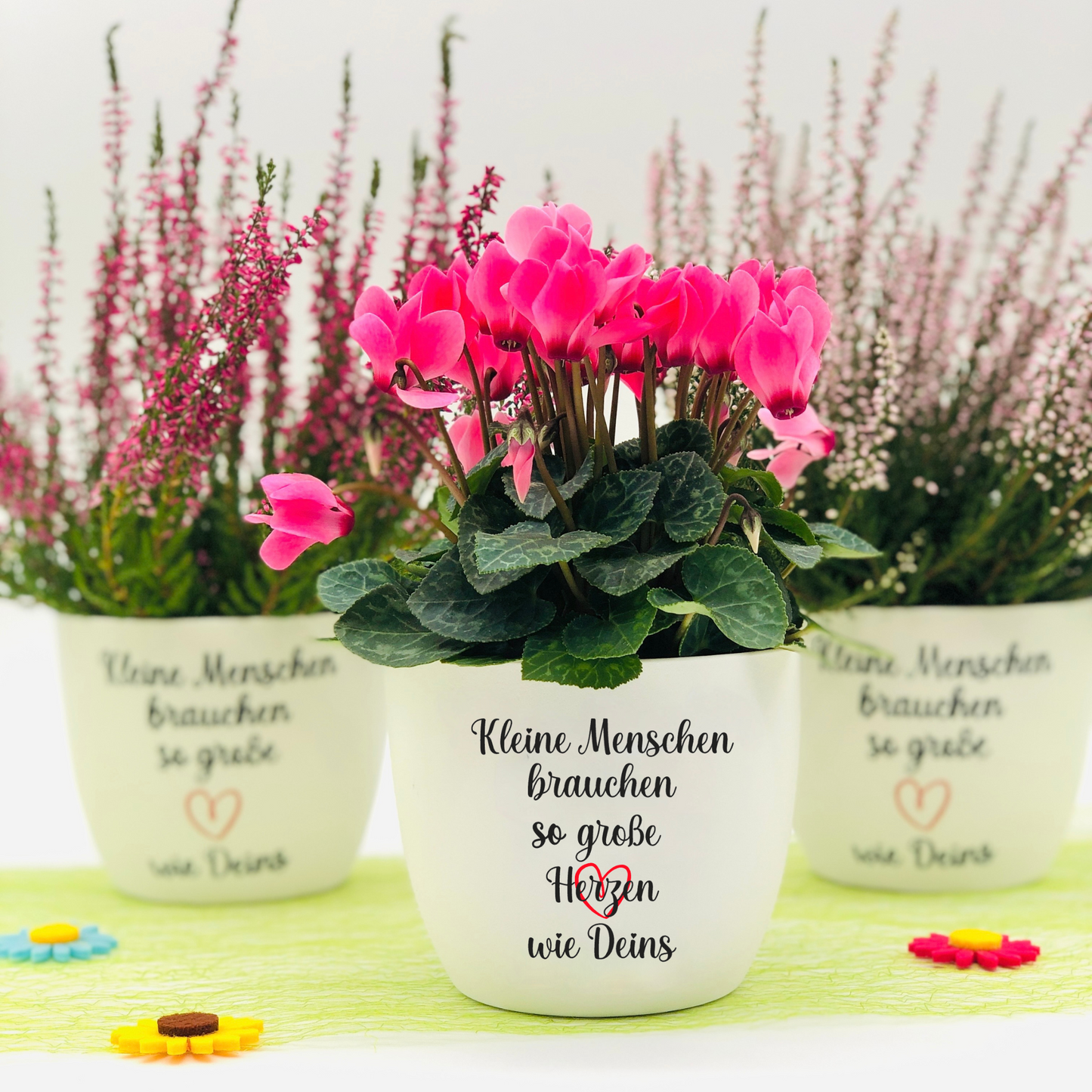 Blumentopf weiß oder schwarz "Kleine Menschen brauchen so große Herzen wie Deins" - Abschiedsgeschenk Lehrer oder Erzieher - personalisiert