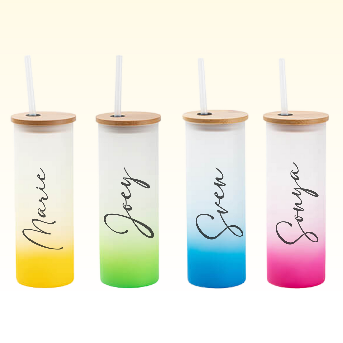 Trinkglas frosted in 4 Farben personalisiert - Tumbler mit Namen - Cocktailglas mit Bambusdeckel und Strohhalm - personalisiertes Geschenk