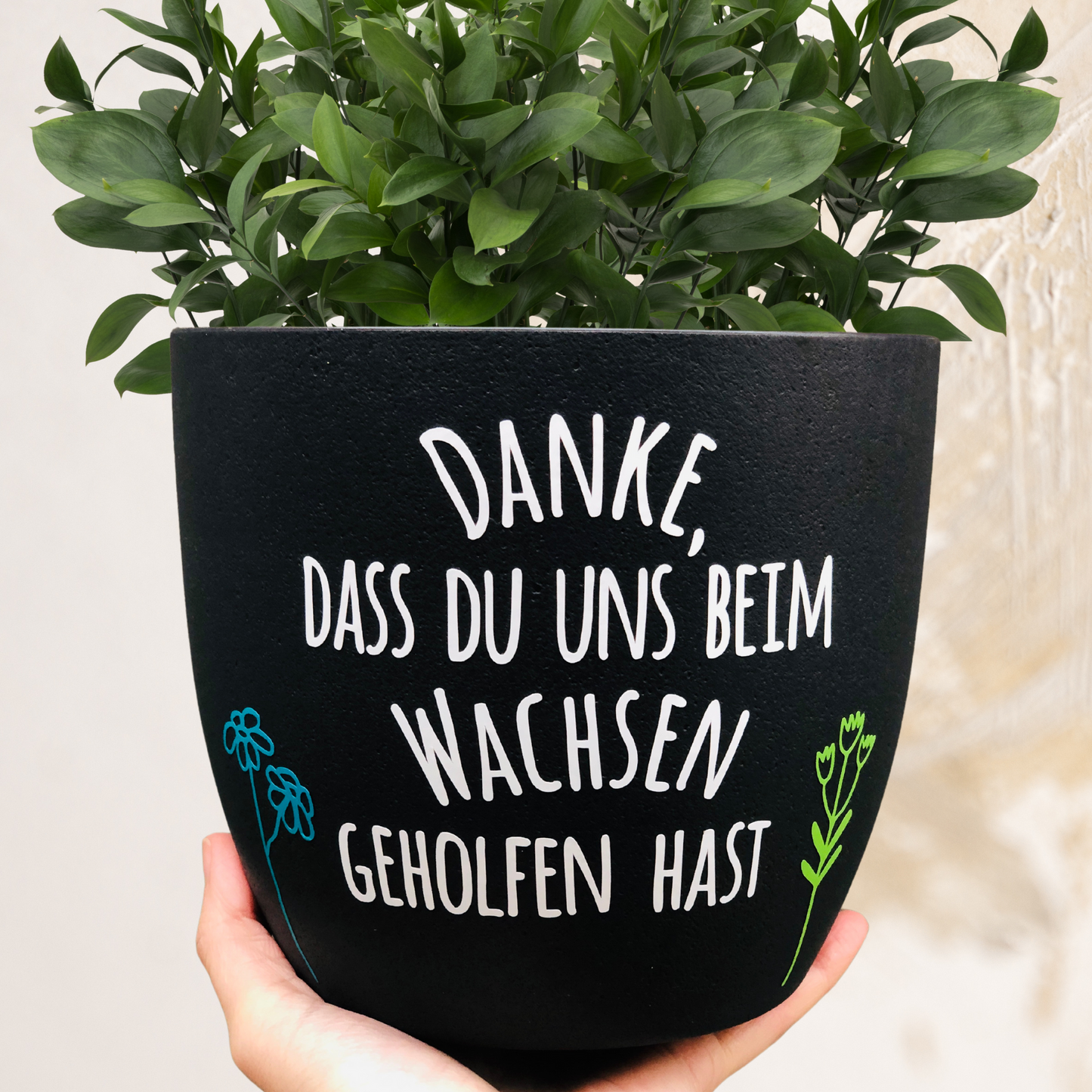 großer Blumentopf schwarz / weiß "Danke, dass du mir/uns beim Wachsen geholfen hast" - Abschiedsgeschenk Lehrer / Erzieher - 18cm personalisiert