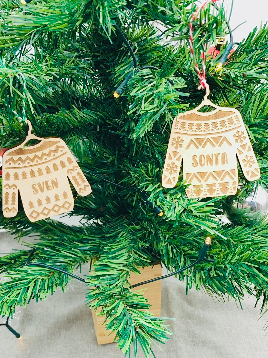 Weihnachtspullover Holz personalisiert - Ugly Sweater Ornament - Holzornament Weihnachten - Weihnachtsbaumschmuck Holz