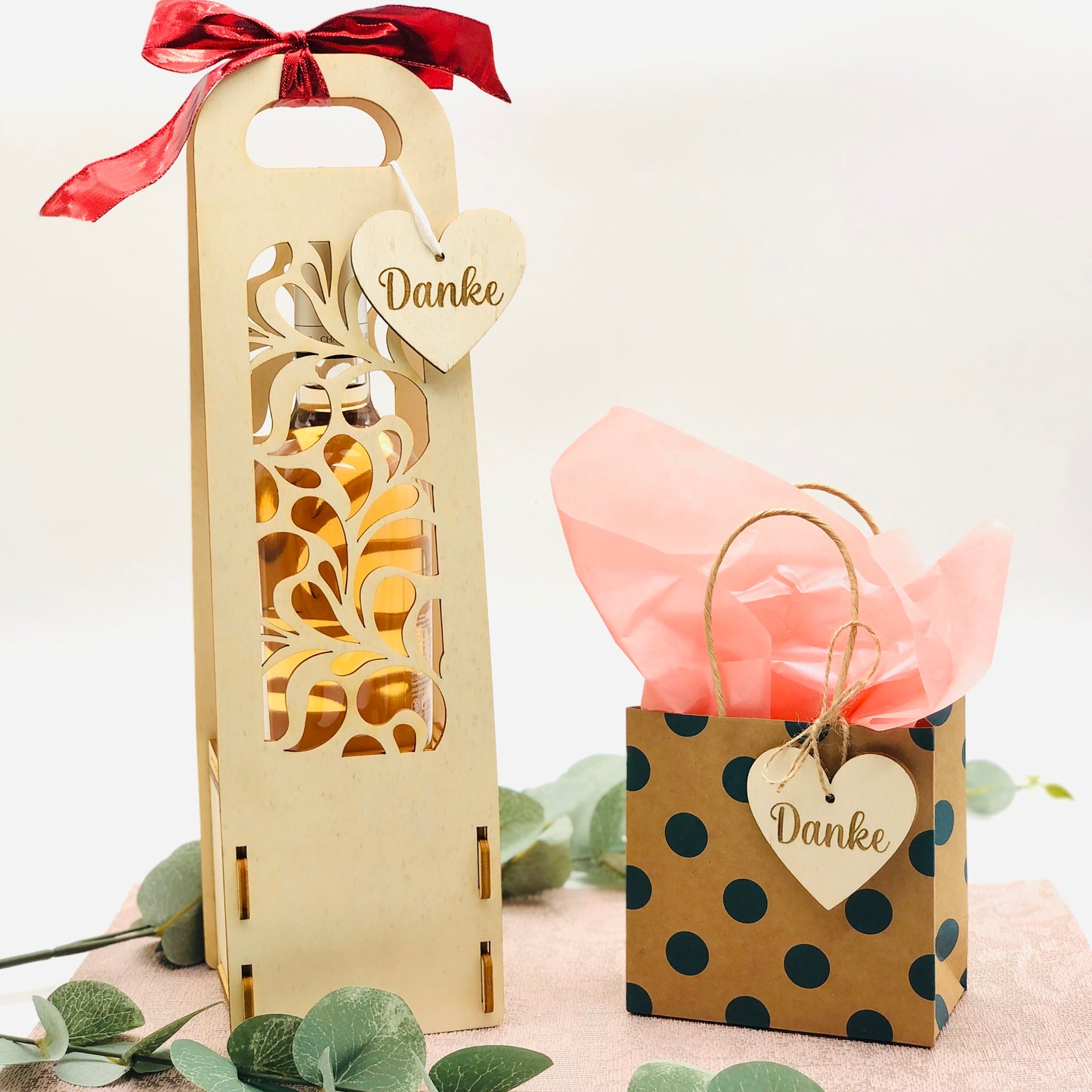 Geschenkanhänger aus Holz - Danke Herz Anhänger - Anhänger Geschenk aus Holz personalisiert - Danke in Herzform