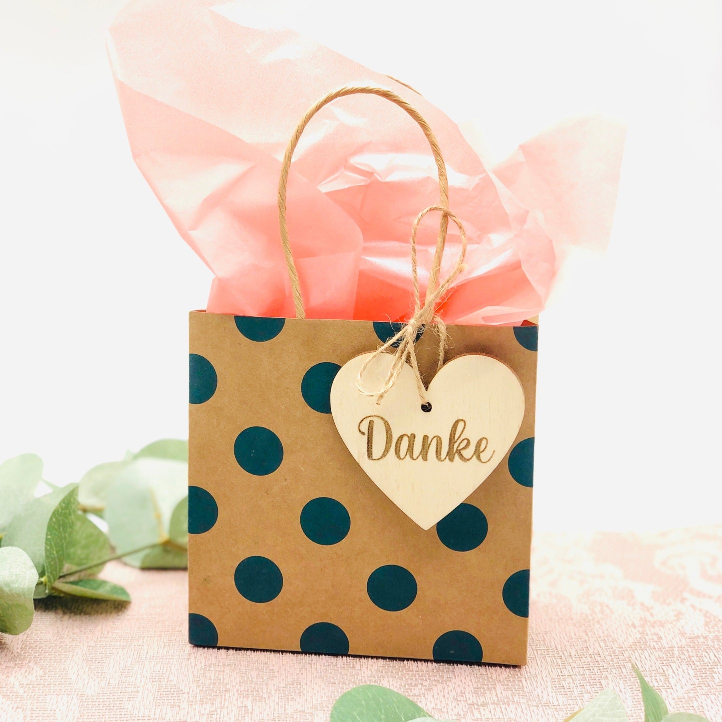 Anhänger Geschenk aus Holz mit dem Wort Danke in Herzform