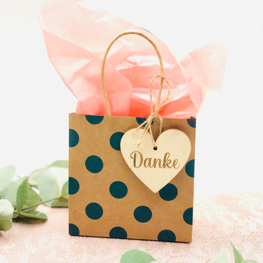 Anhänger Geschenk aus Holz mit dem Wort Danke in Herzform