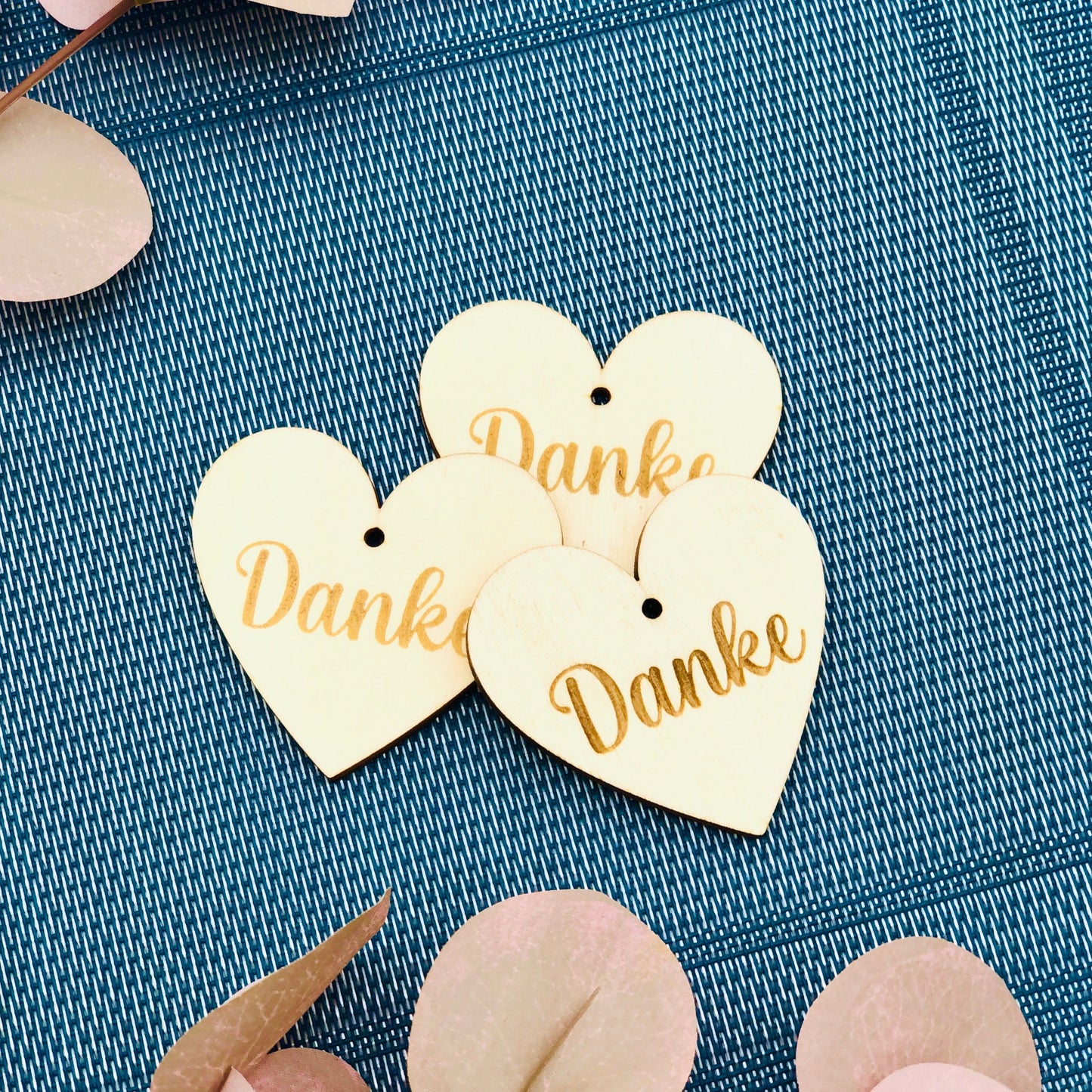 Geschenkanhänger aus Holz - Danke Herz Anhänger - Anhänger Geschenk aus Holz personalisiert - Danke in Herzform