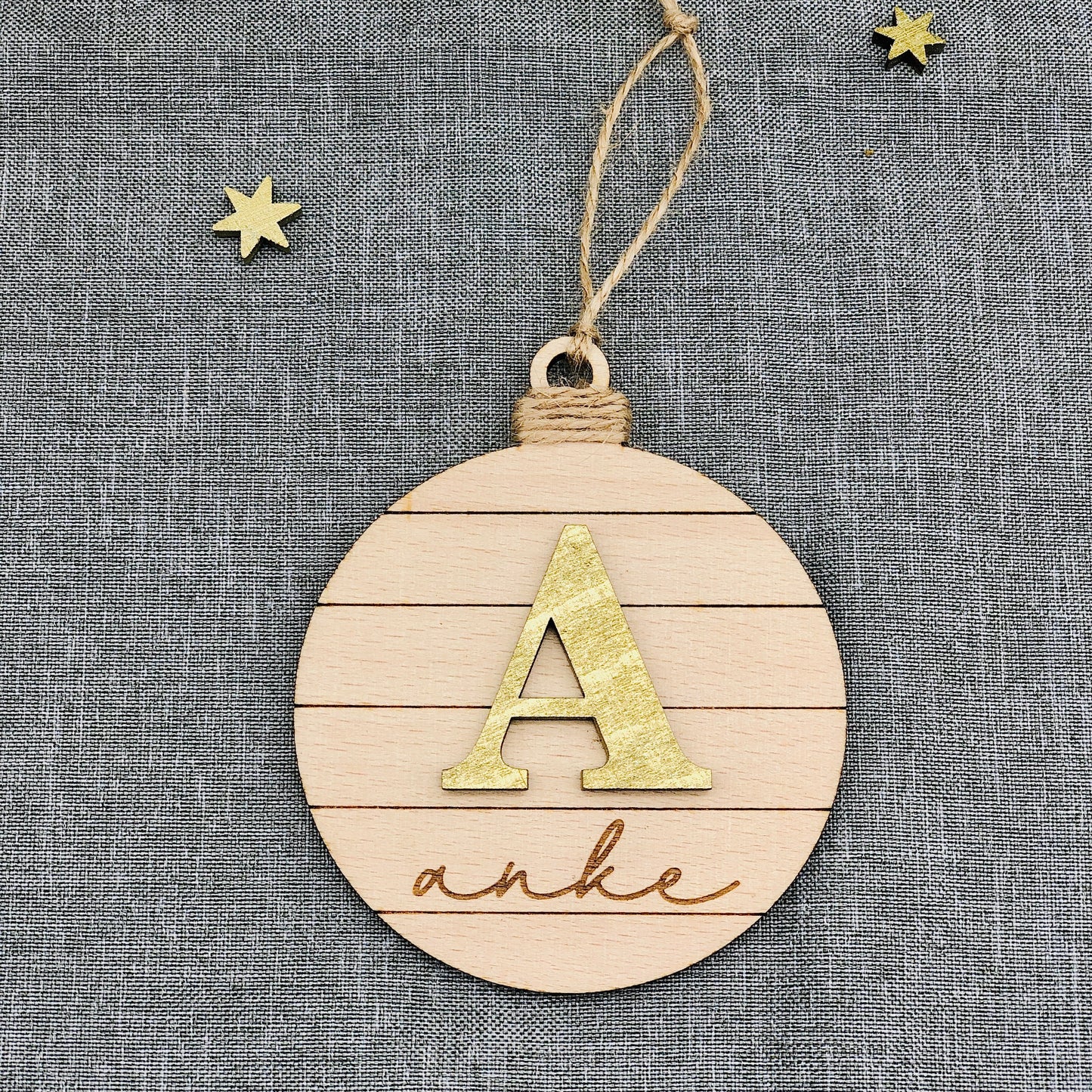 Weihnachtsornament mit Initial und Namen aus Holz