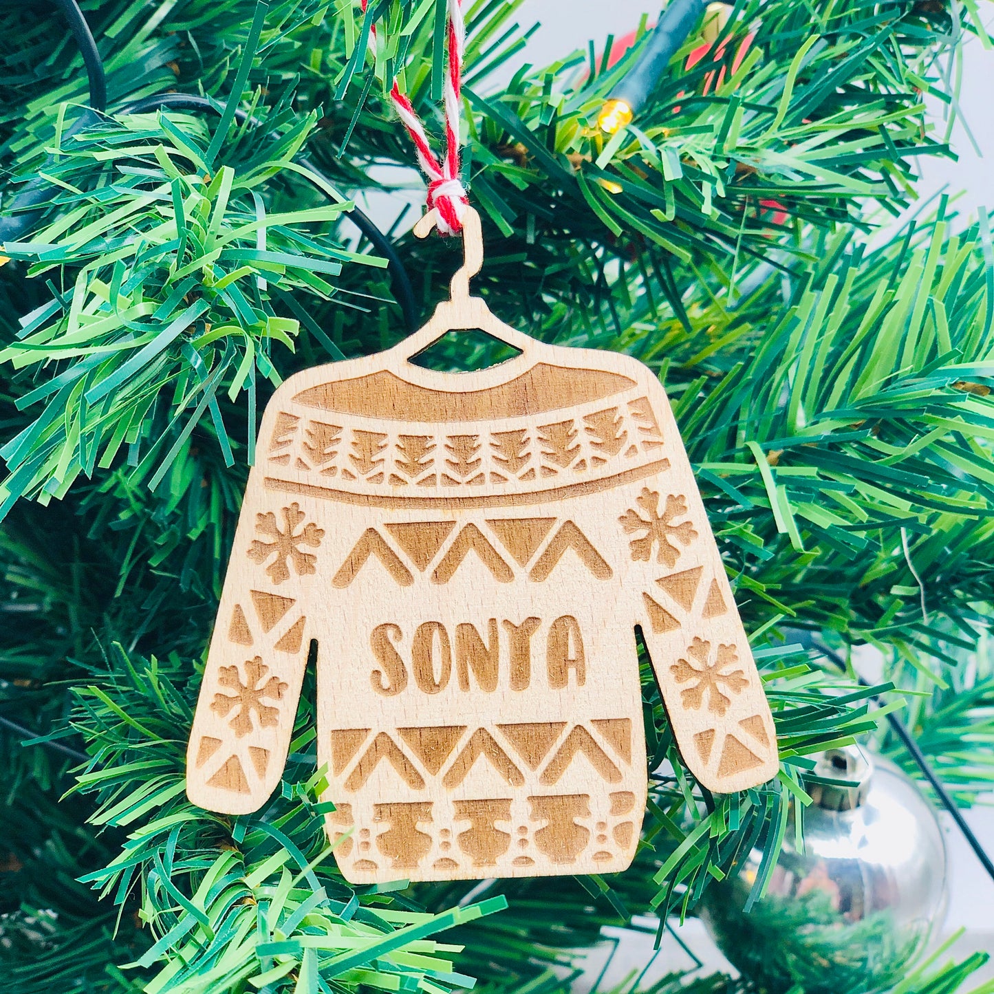 Weihnachtspullover Holzornament mit Namen