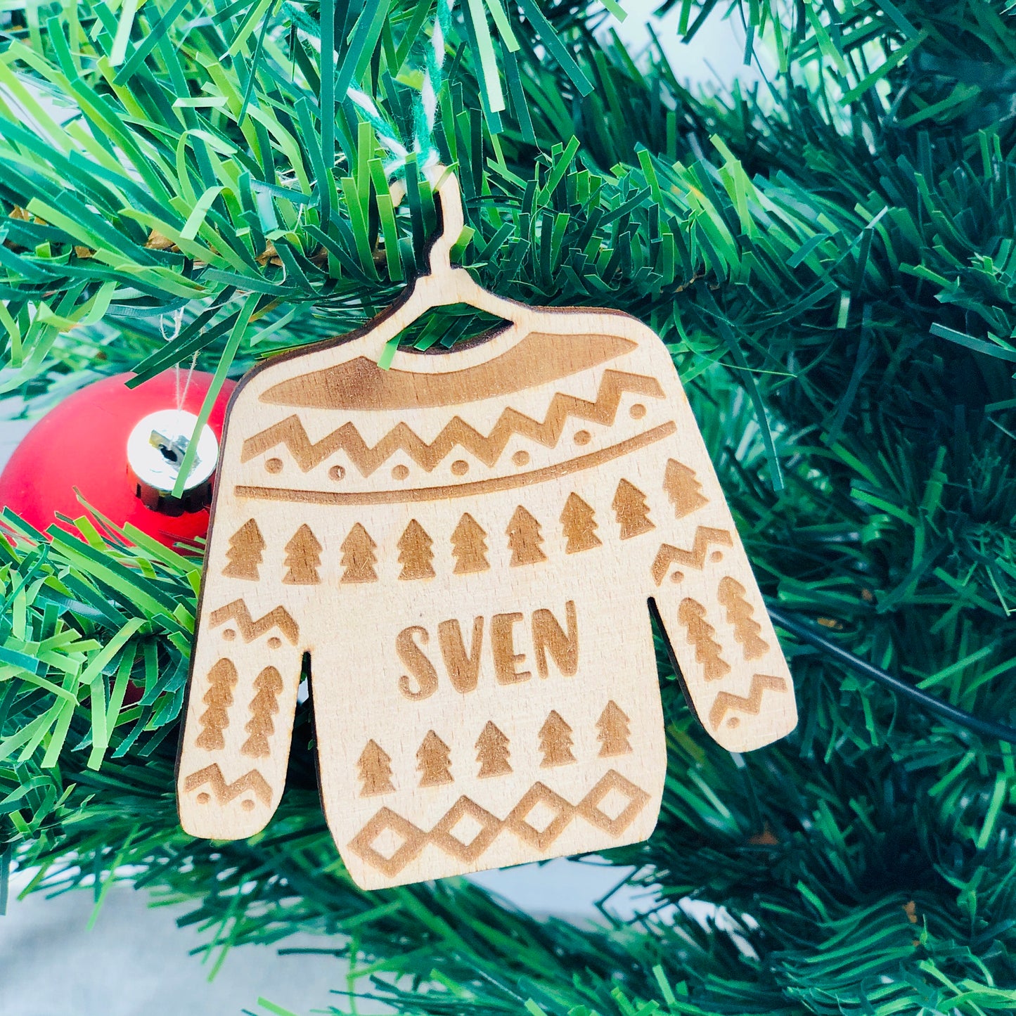 Weihnachtspullover Holzornament mit Namen personalisiert