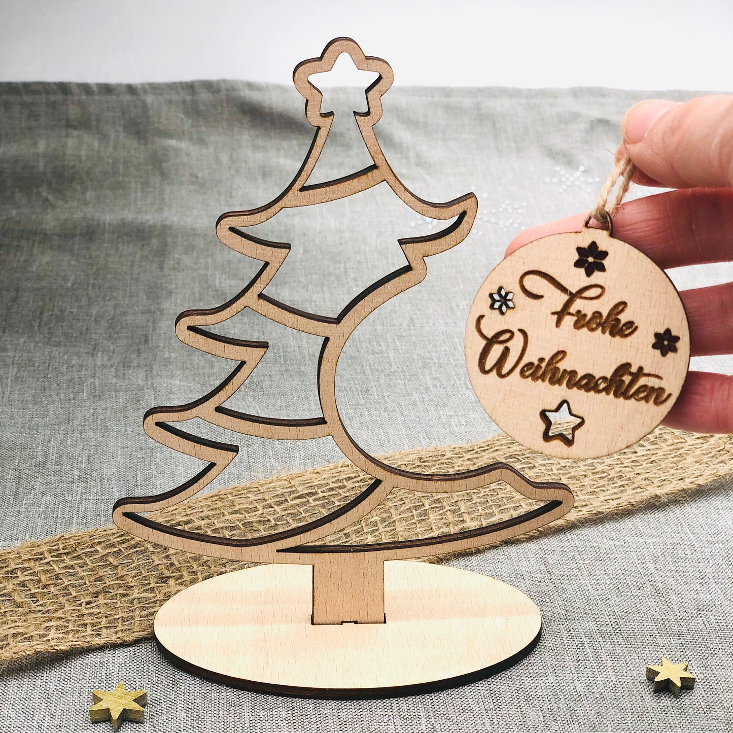 Weihnachtsdekoration 3D Tannenbaum Holz zum Aufstellen - Tannenbaum Aufsteller mit Weihnachtsornament aus Holz