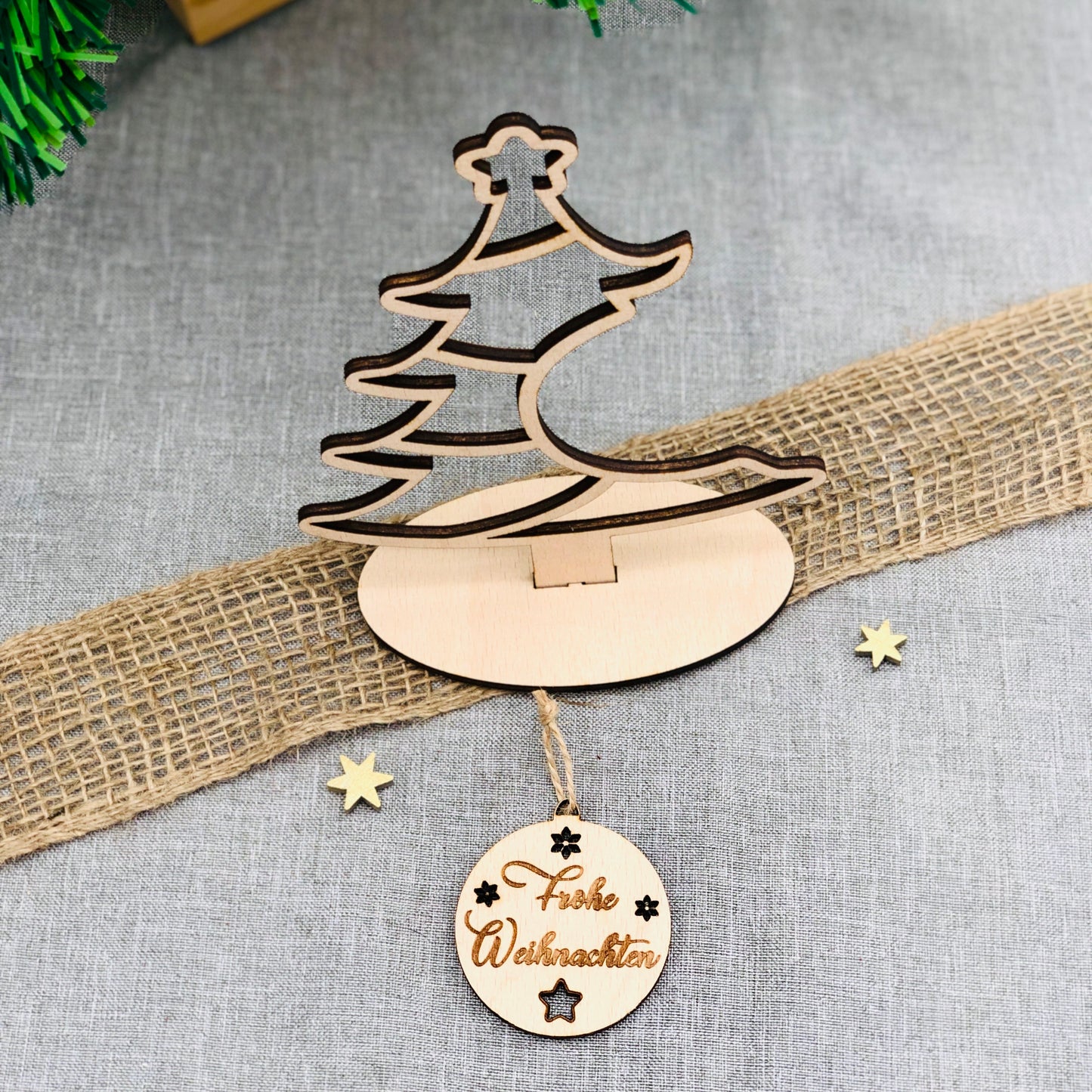 Weihnachtsdekoration 3D Tannenbaum Holz zum Aufstellen - Tannenbaum Aufsteller mit Weihnachtsornament aus Holz